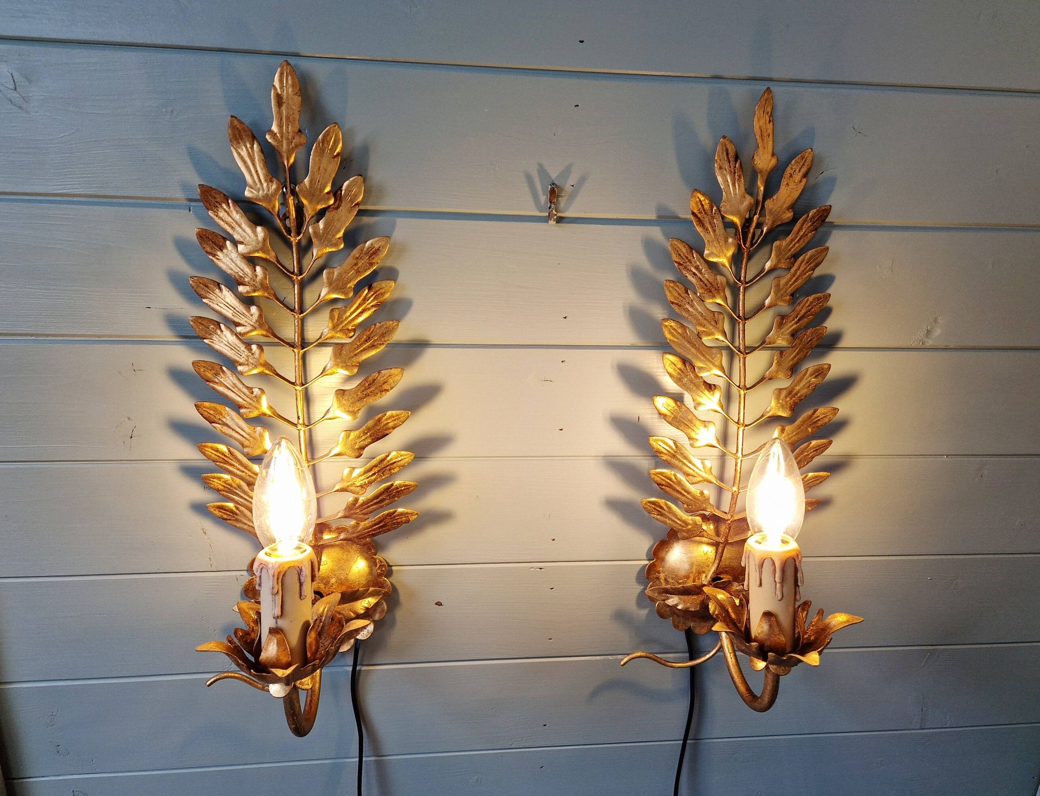 Pair of Italian wall sconces in gilded metal, Hollywood Regency style, 1970.