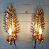 Pair of Italian wall sconces in gilded metal, Hollywood Regency style, 1970.