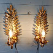 Pair of Italian wall sconces in gilded metal, Hollywood Regency style, 1970.