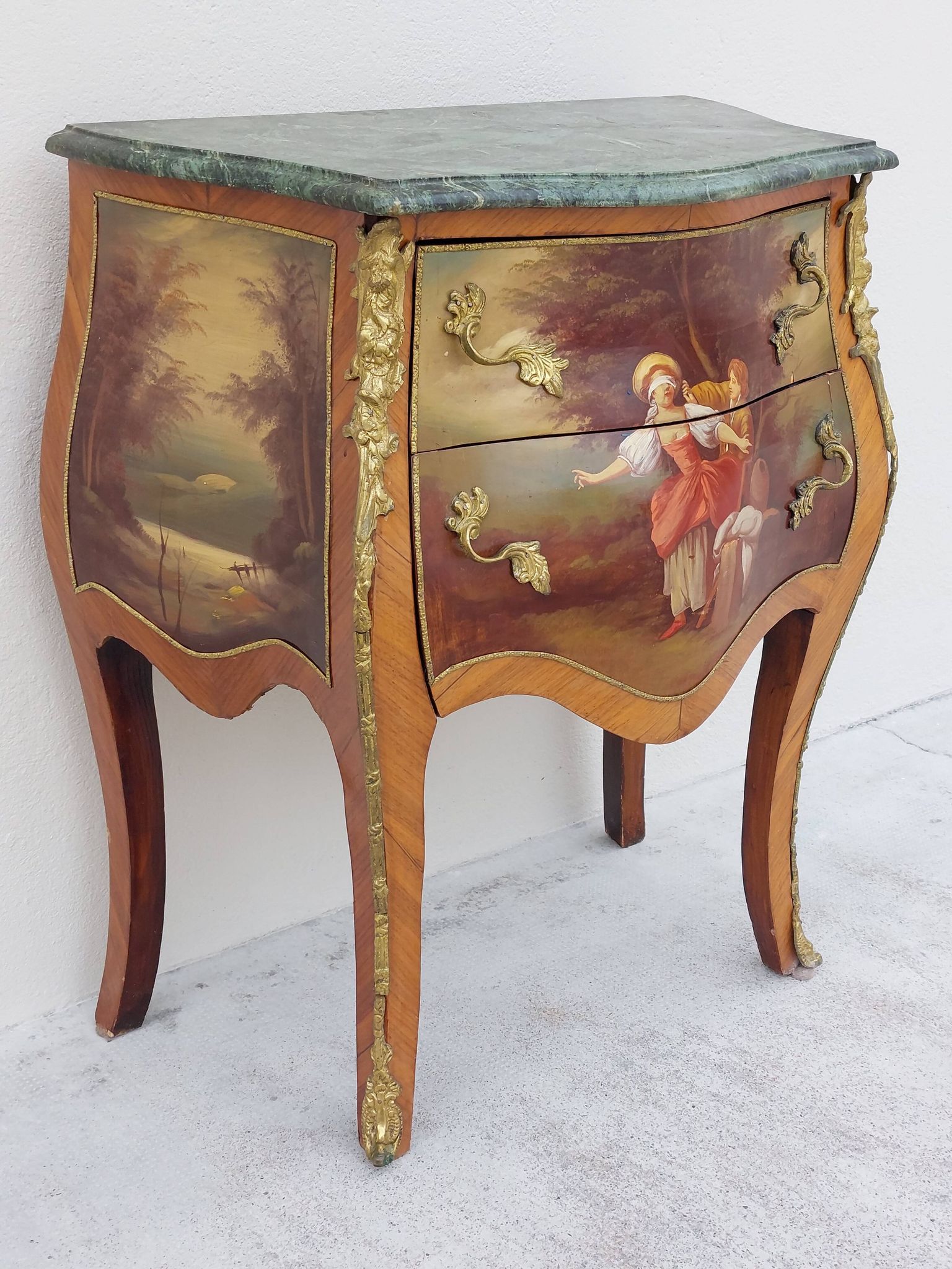 Louis XV curved chest of drawers in Martin varnished marquetry