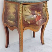 Louis XV curved chest of drawers in Martin varnished marquetry