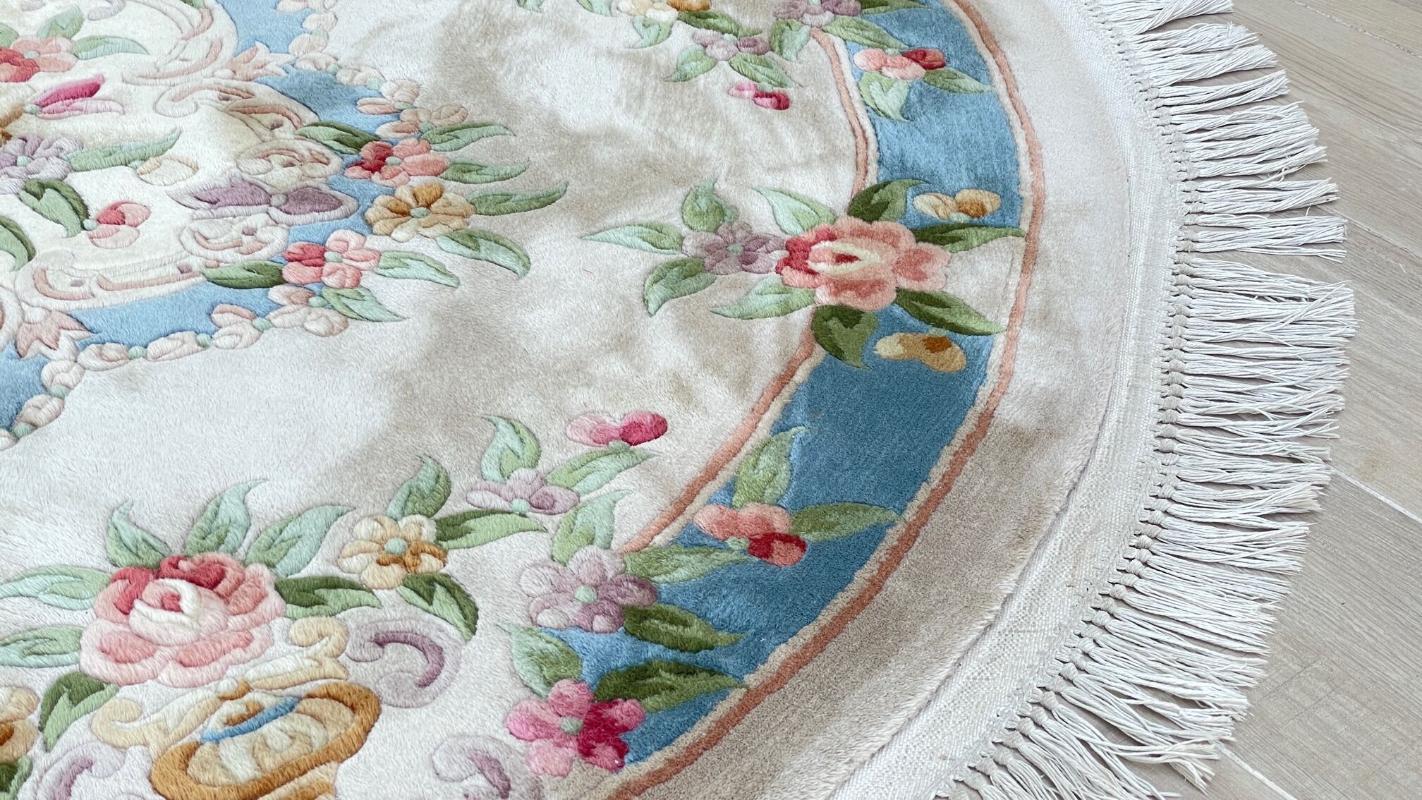 Vintage Chinese carpet round diam 180cm