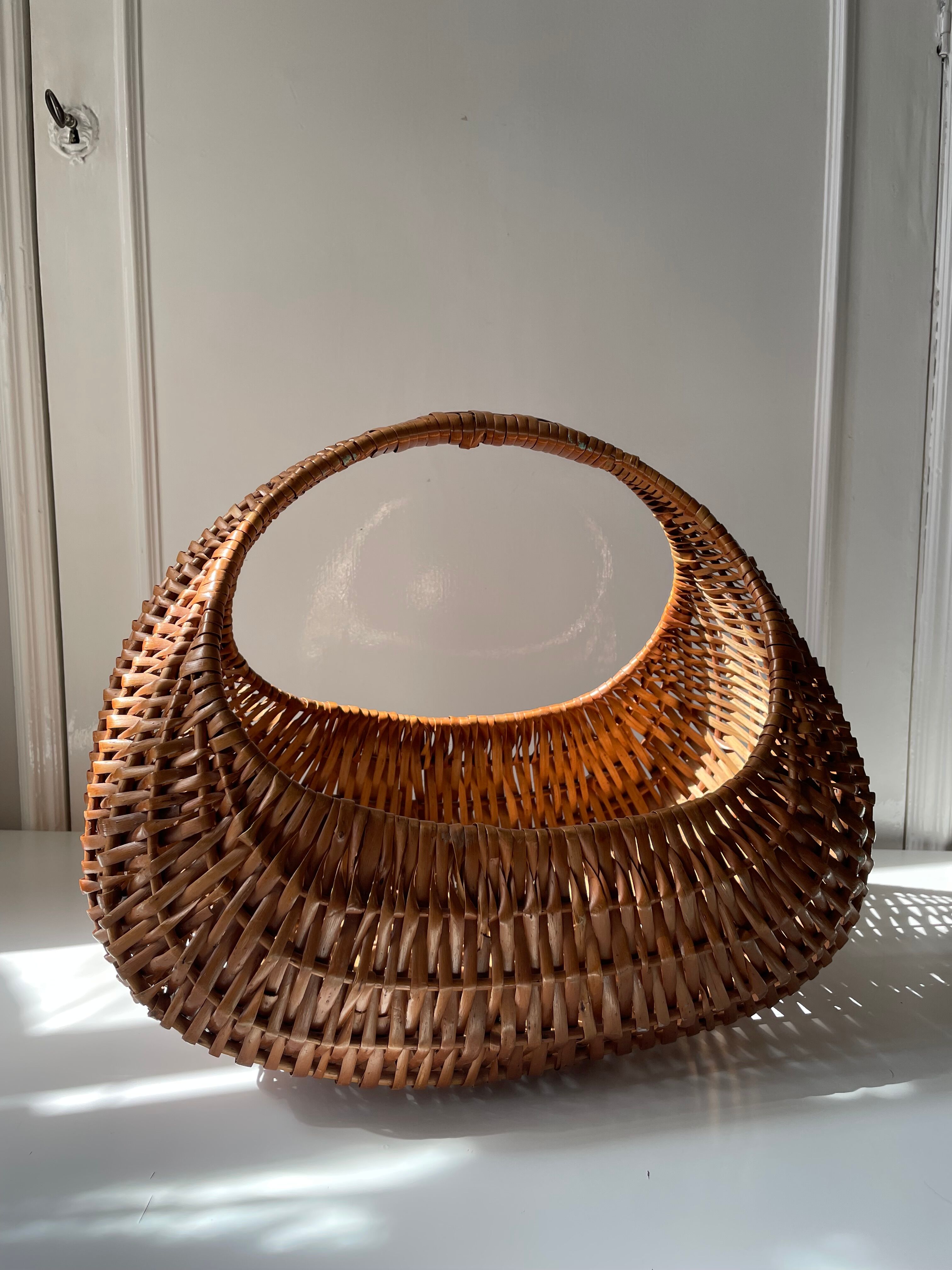 Wicker gondola basket