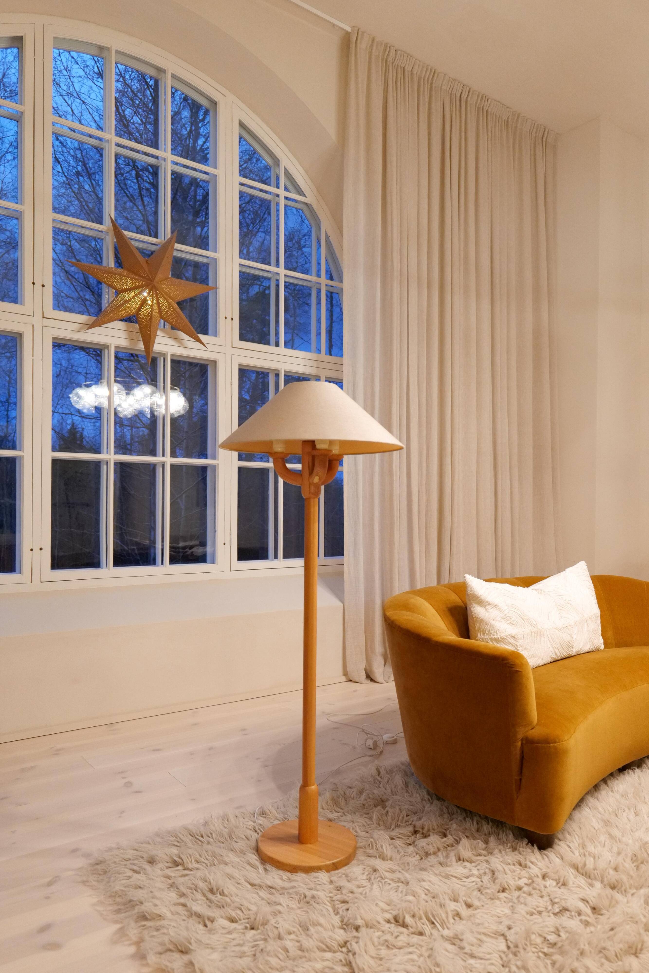 Sculptural modern floor lamps in pine, Sweden 1970s.
