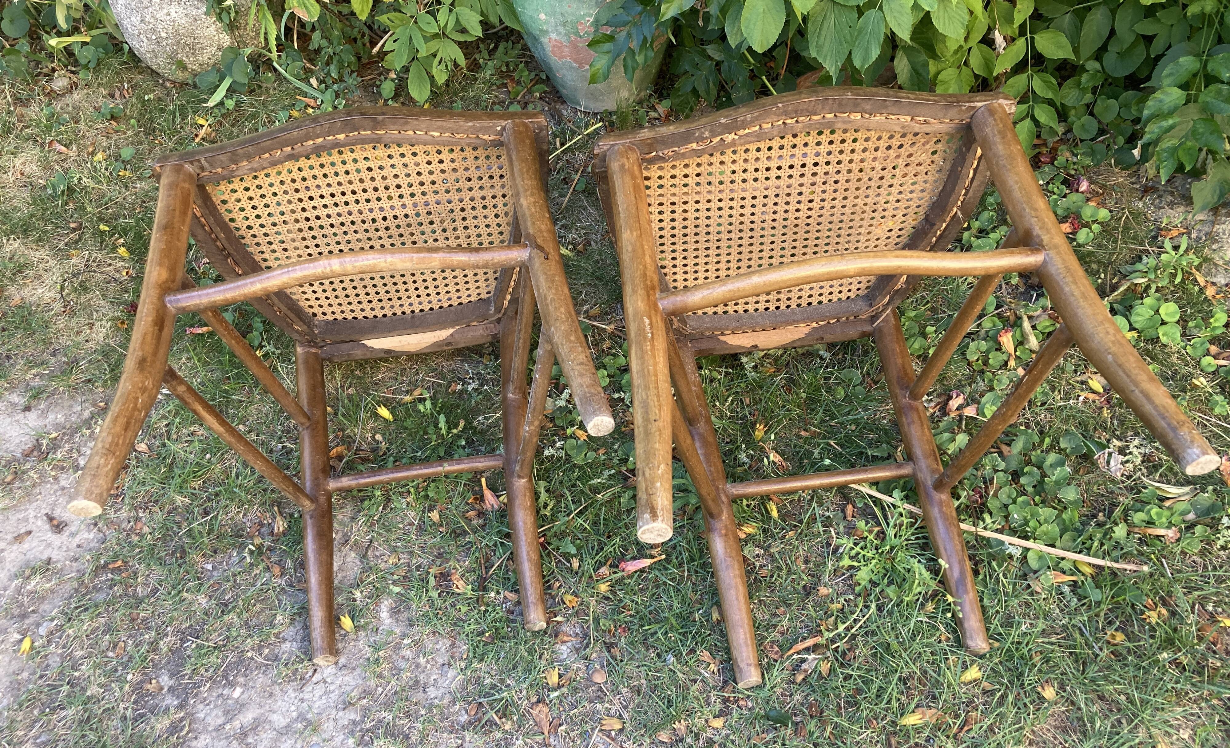 Deux chaises bistrot cannées