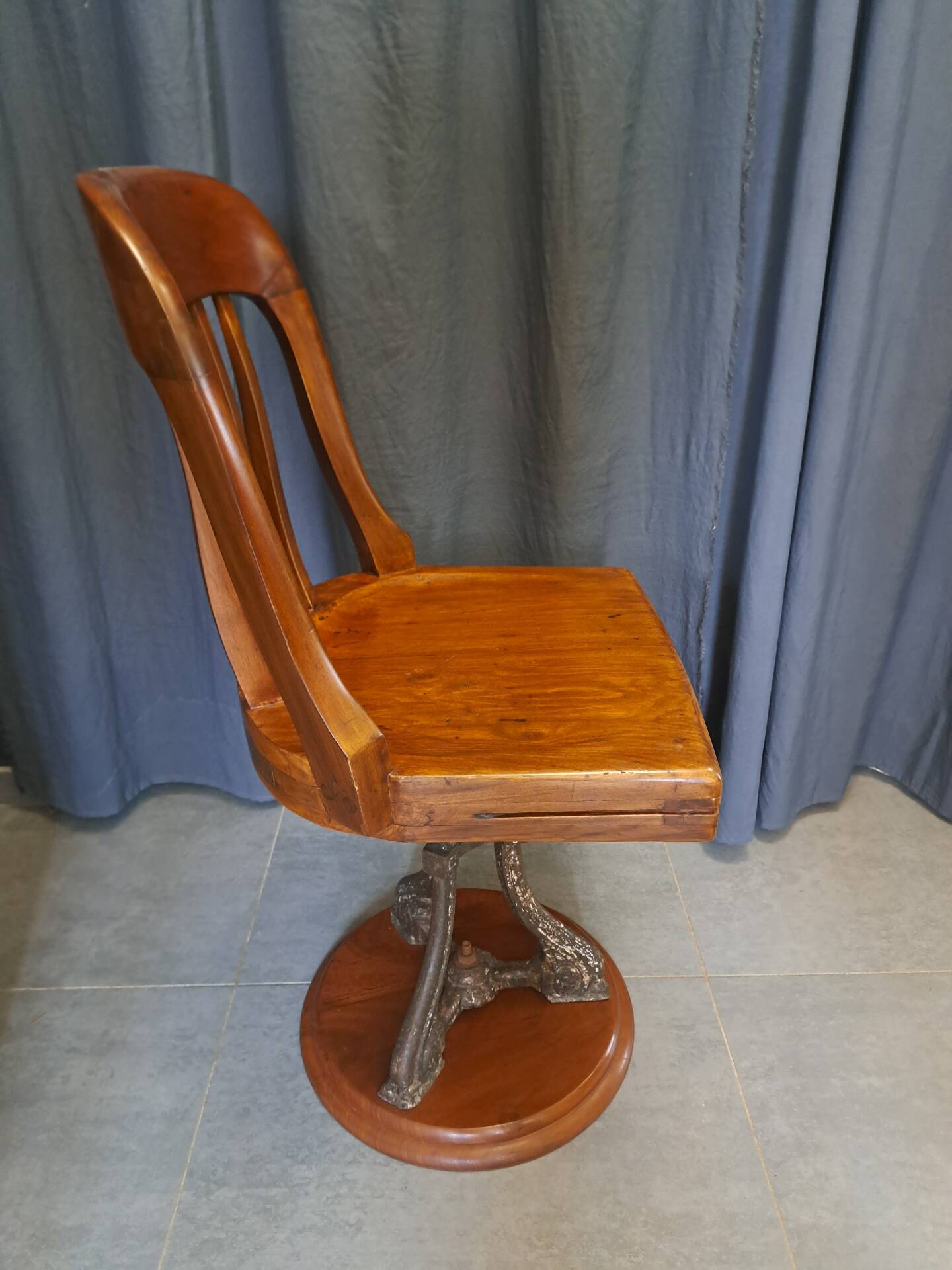 Swivel American chair in walnut and cast iron