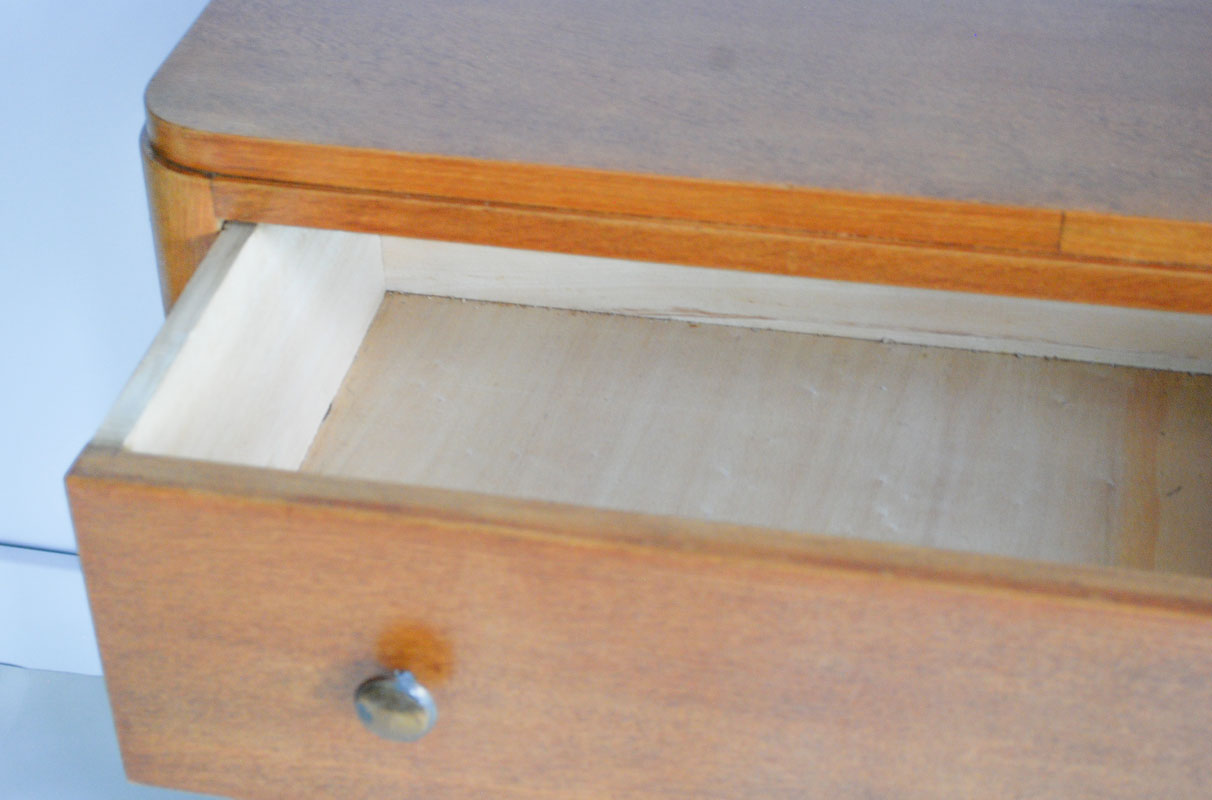 Commode vintage en bois pieds compas
