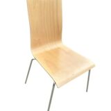 Chaise en bois avec piètement en métal