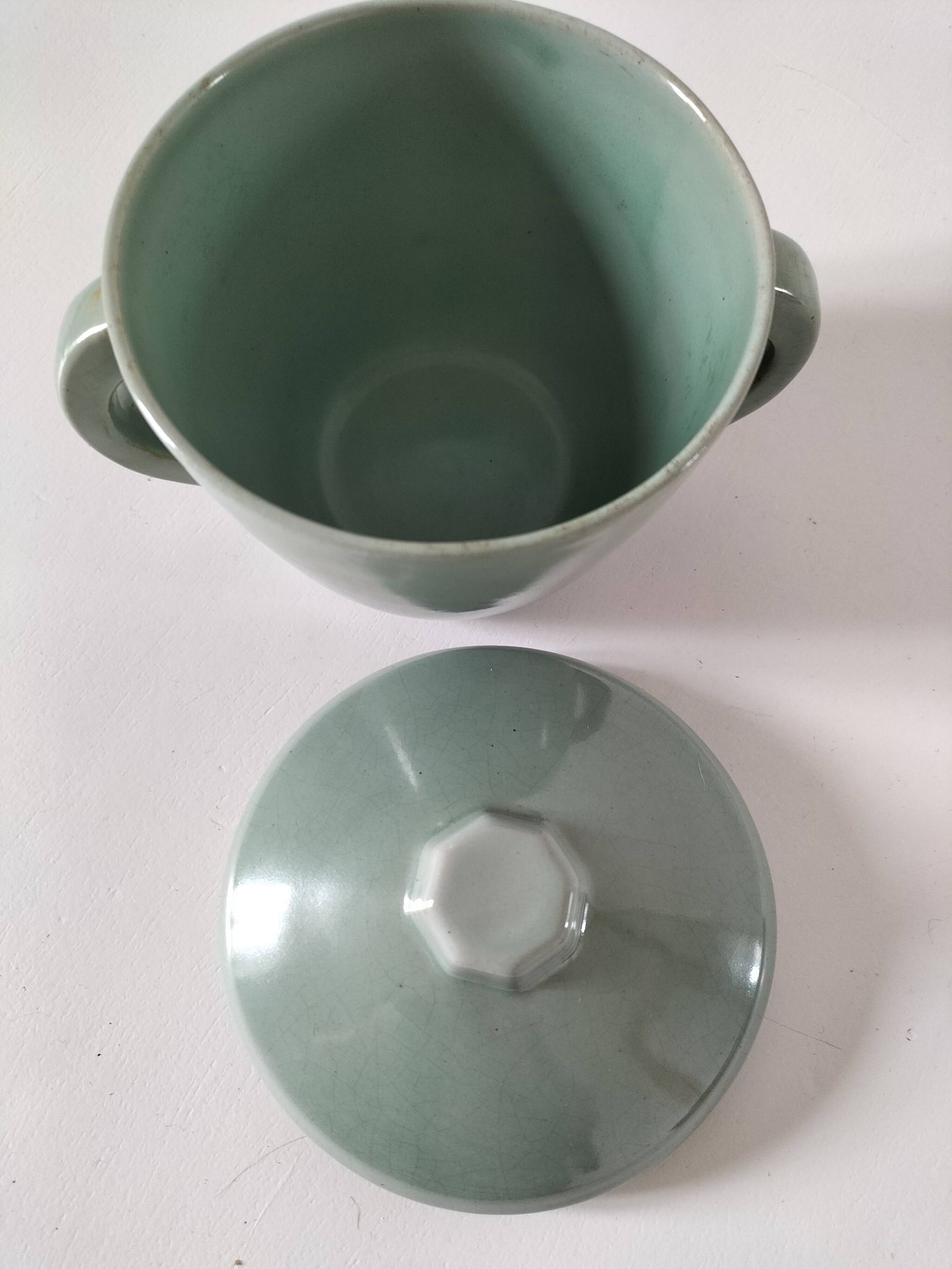 Covered sugar bowl in celadon ceramic – modernist lines