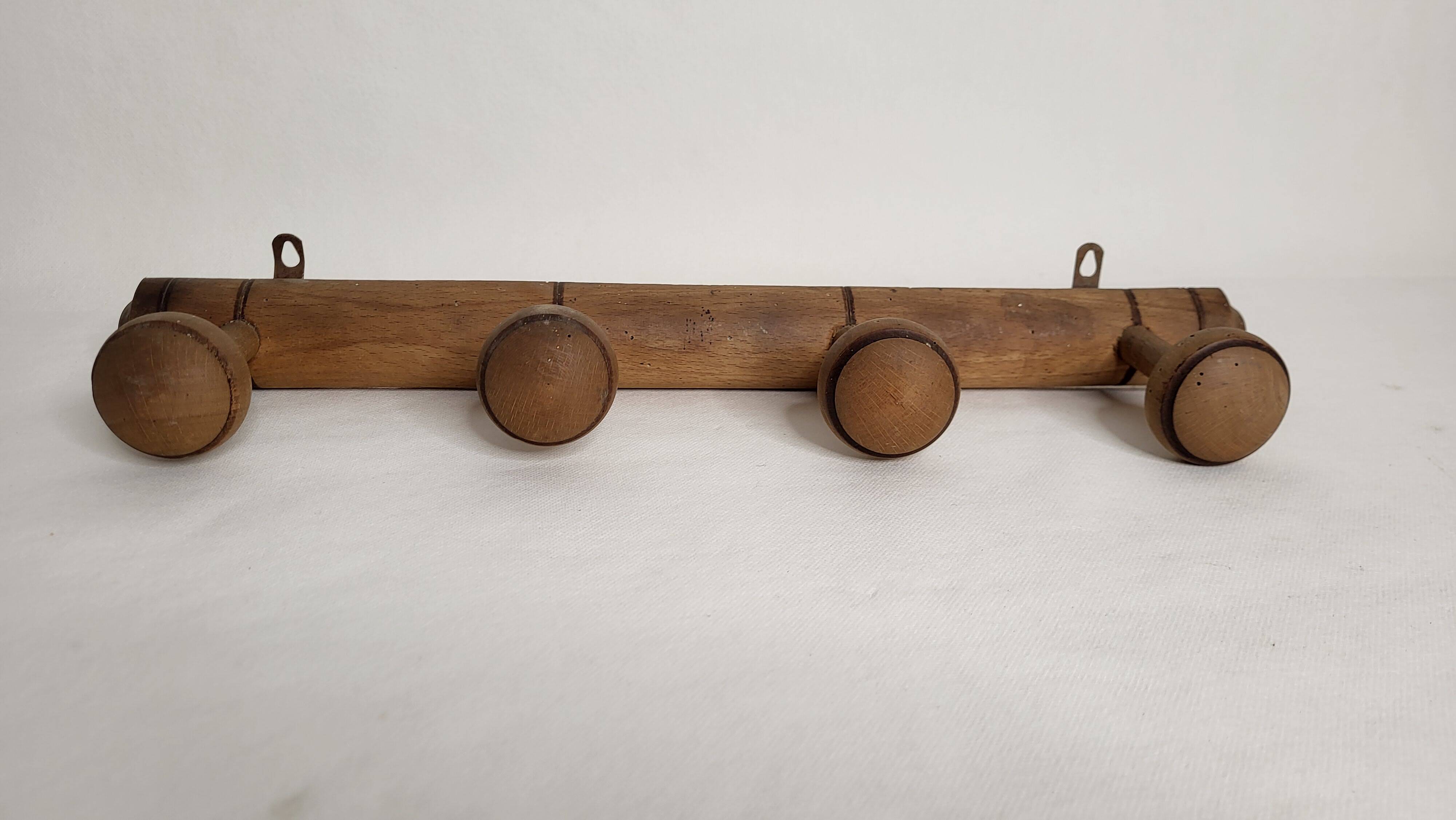 Coat rack with 4 wooden hooks