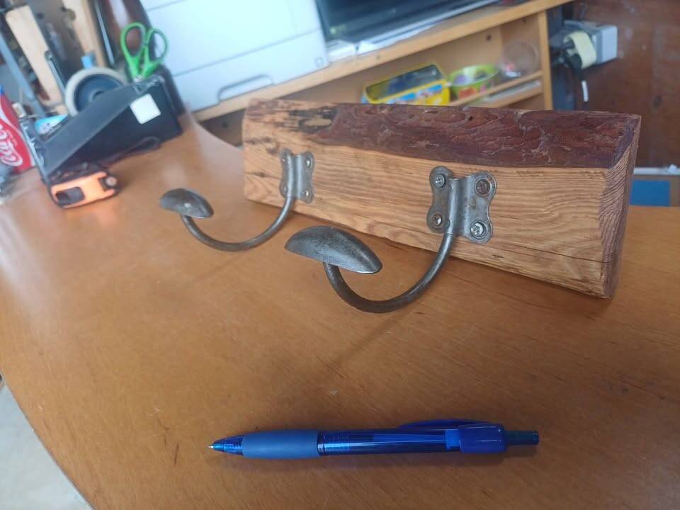 Vintage coat hook in solid wood and metal –