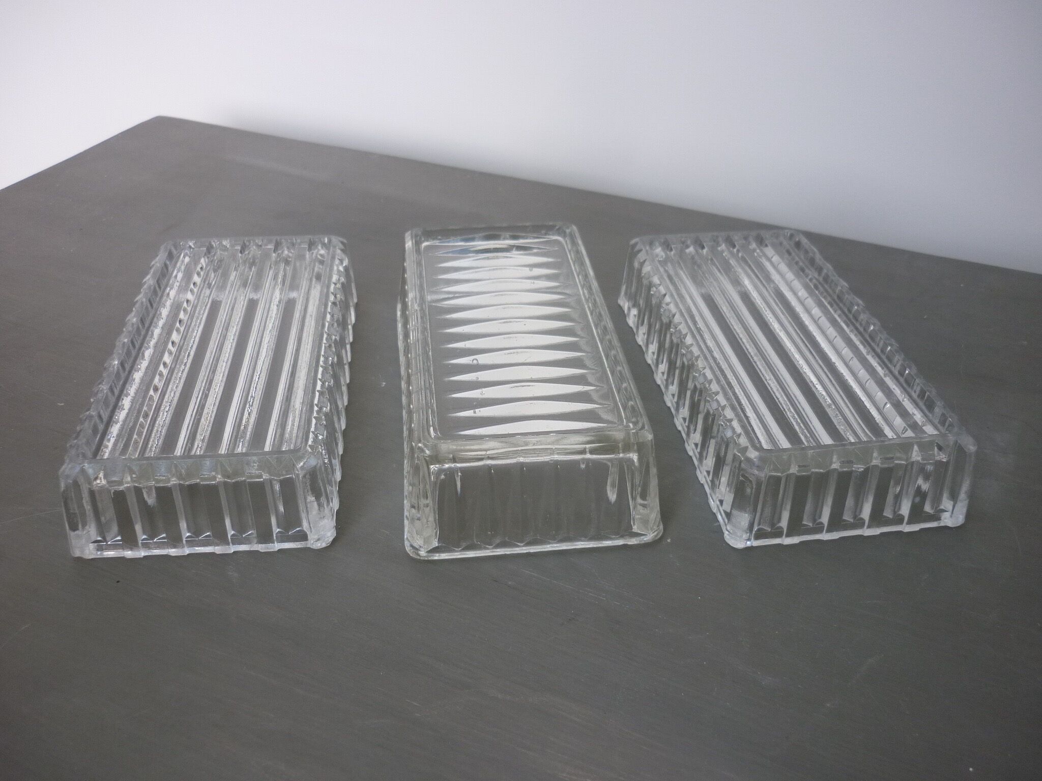 Molded glass ramekins with a toothed décor