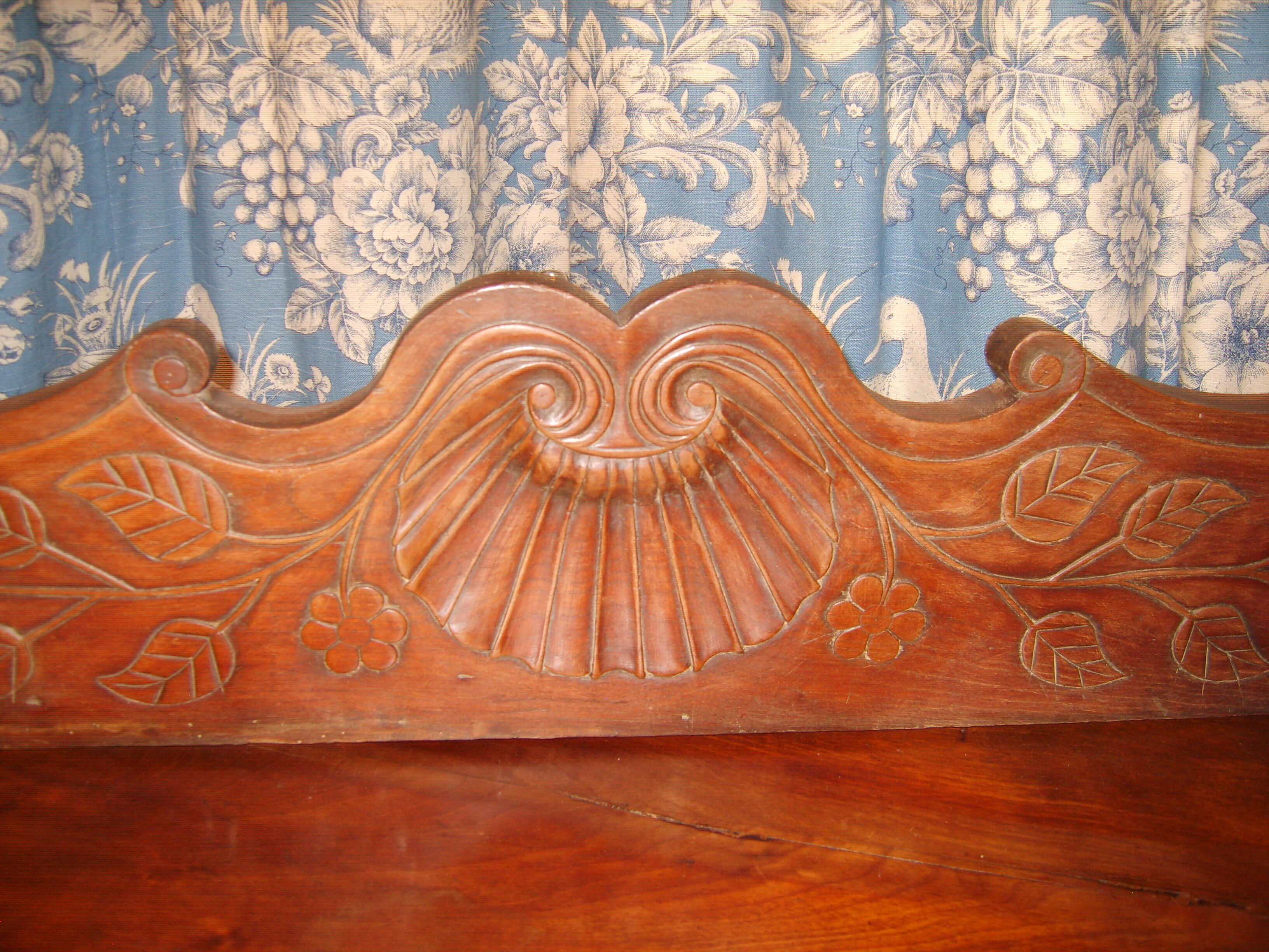 Fronton shell in cherry