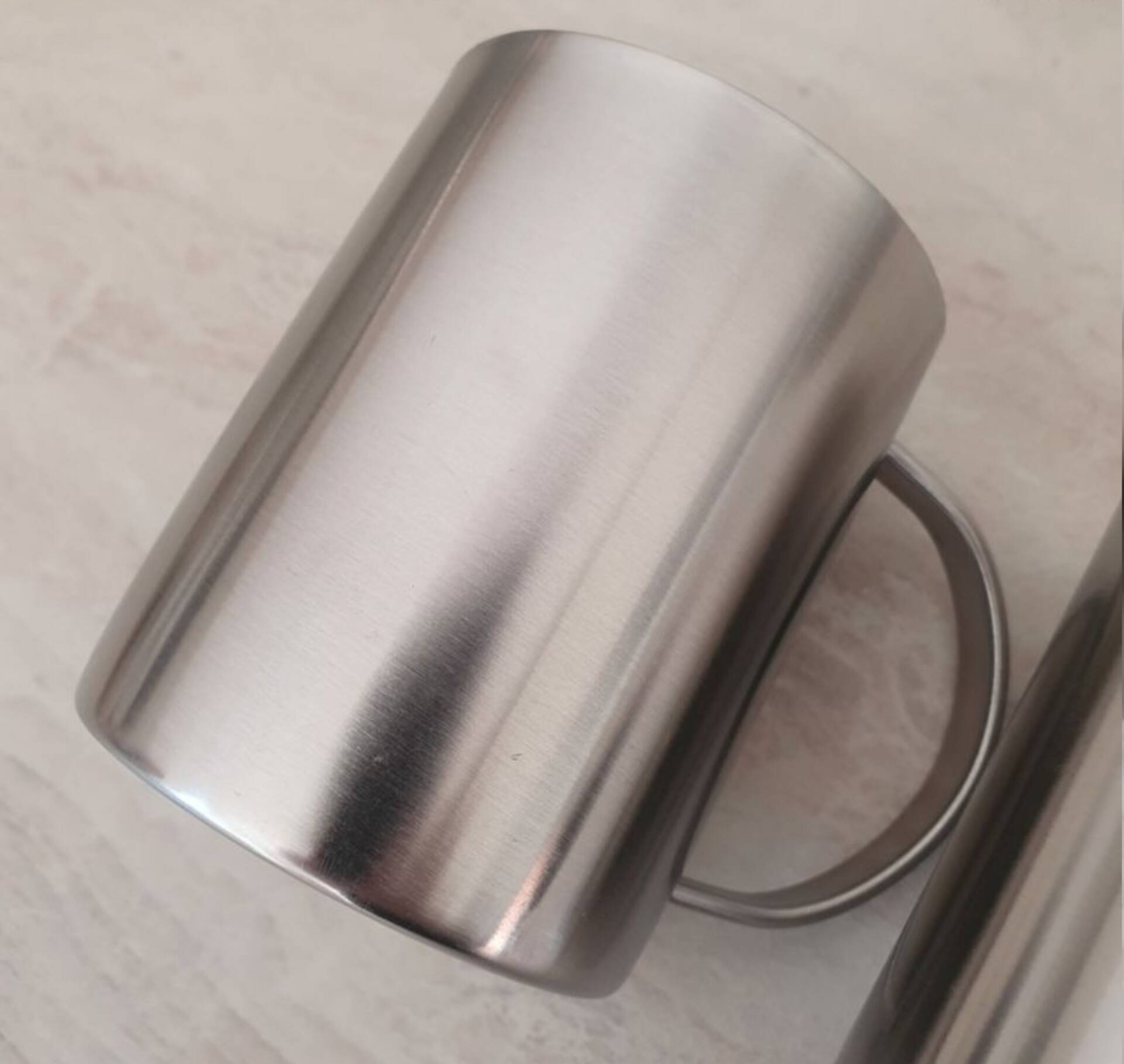 4 Grandes Tasses en inox et son support métallique