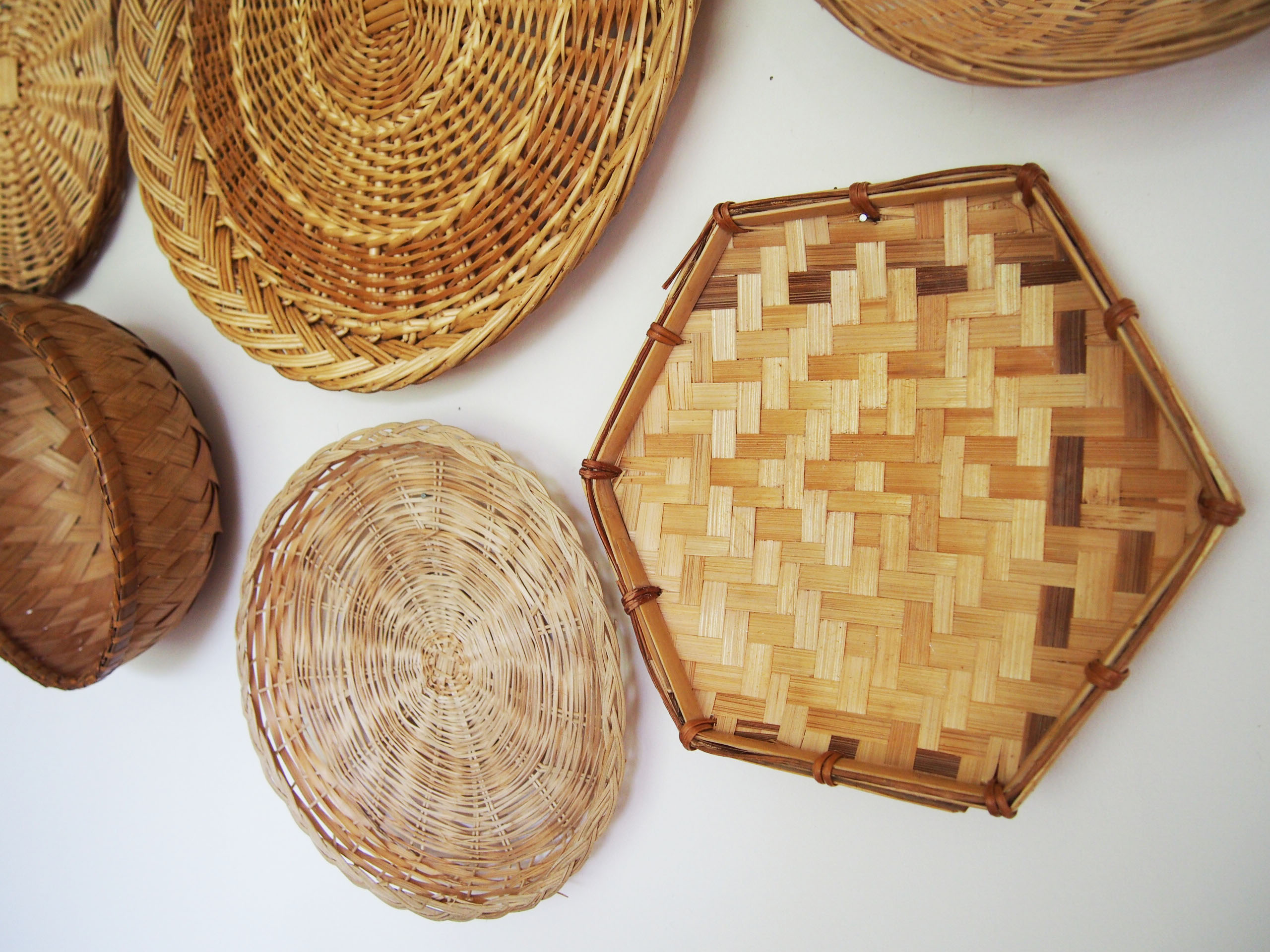 Wall composition of 7 baskets wicker