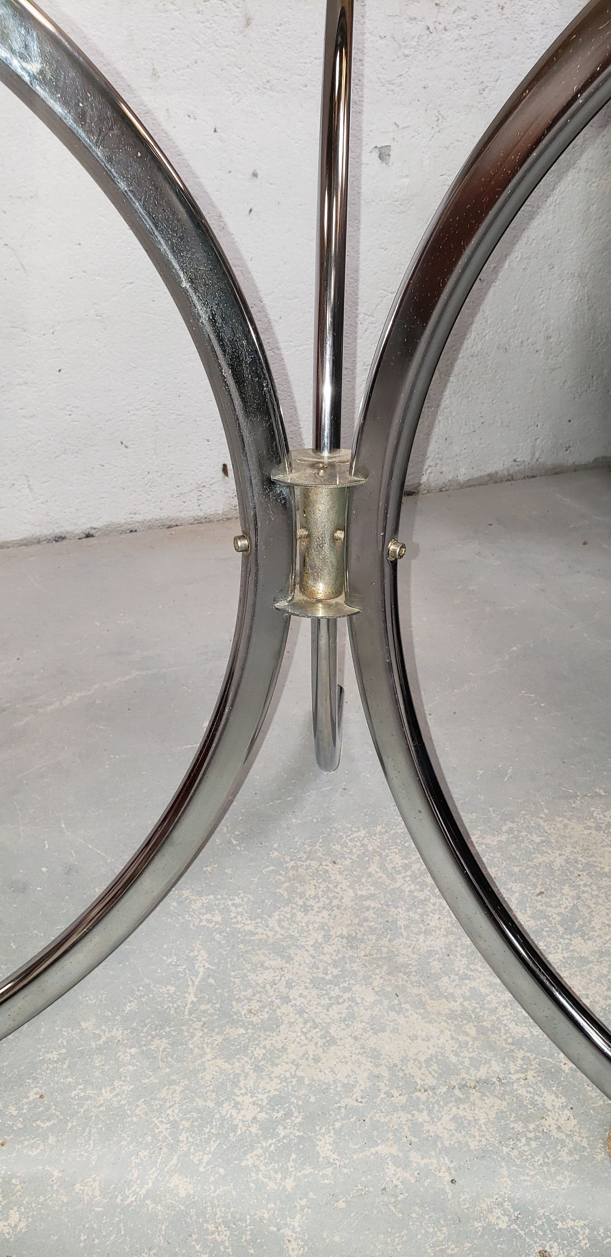 Table ovale chromée verre fumé années 70
