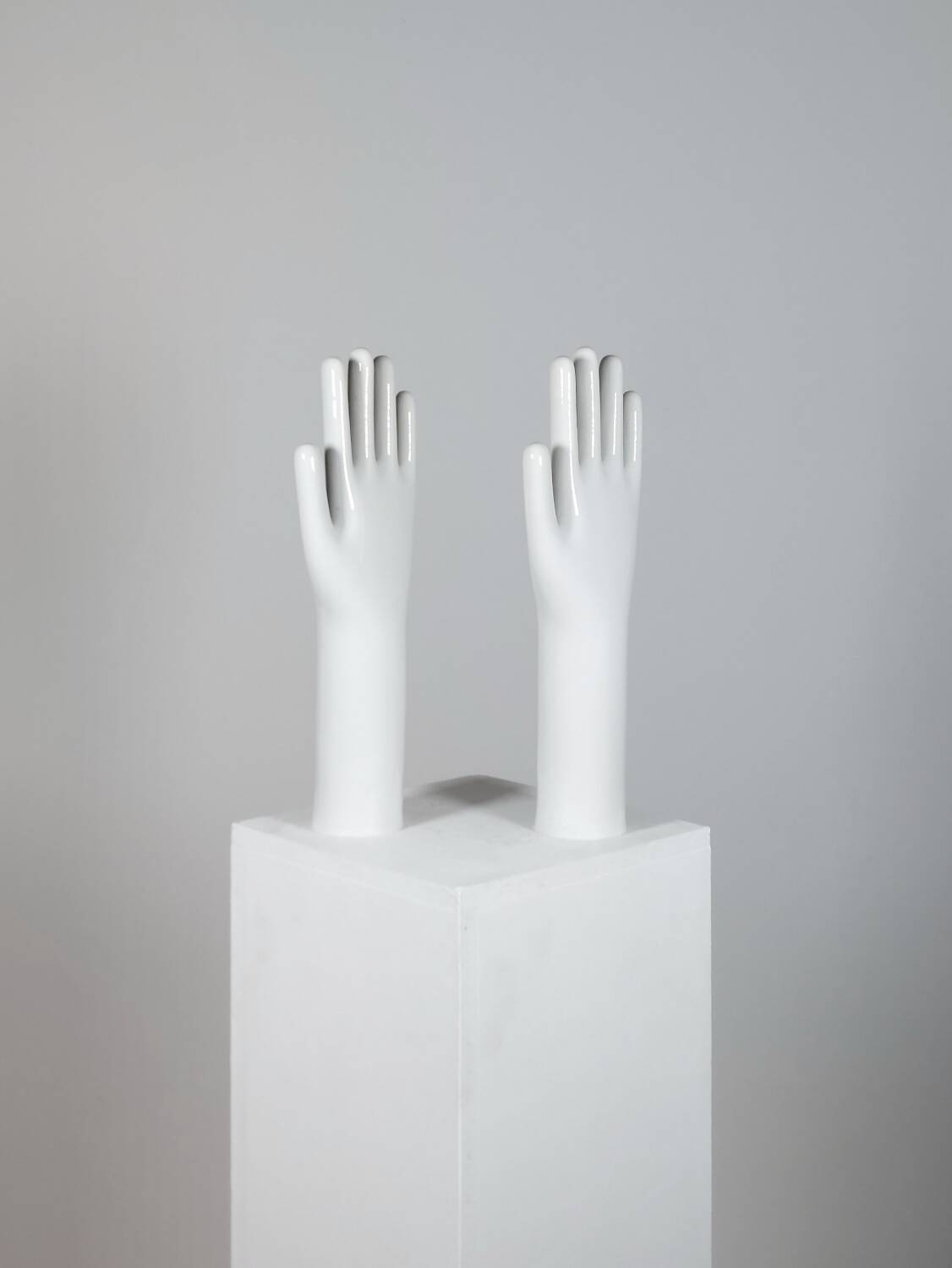 Paire de présentoirs à bijoux vintage authentiques en porcelaine industrielle représentant des mains