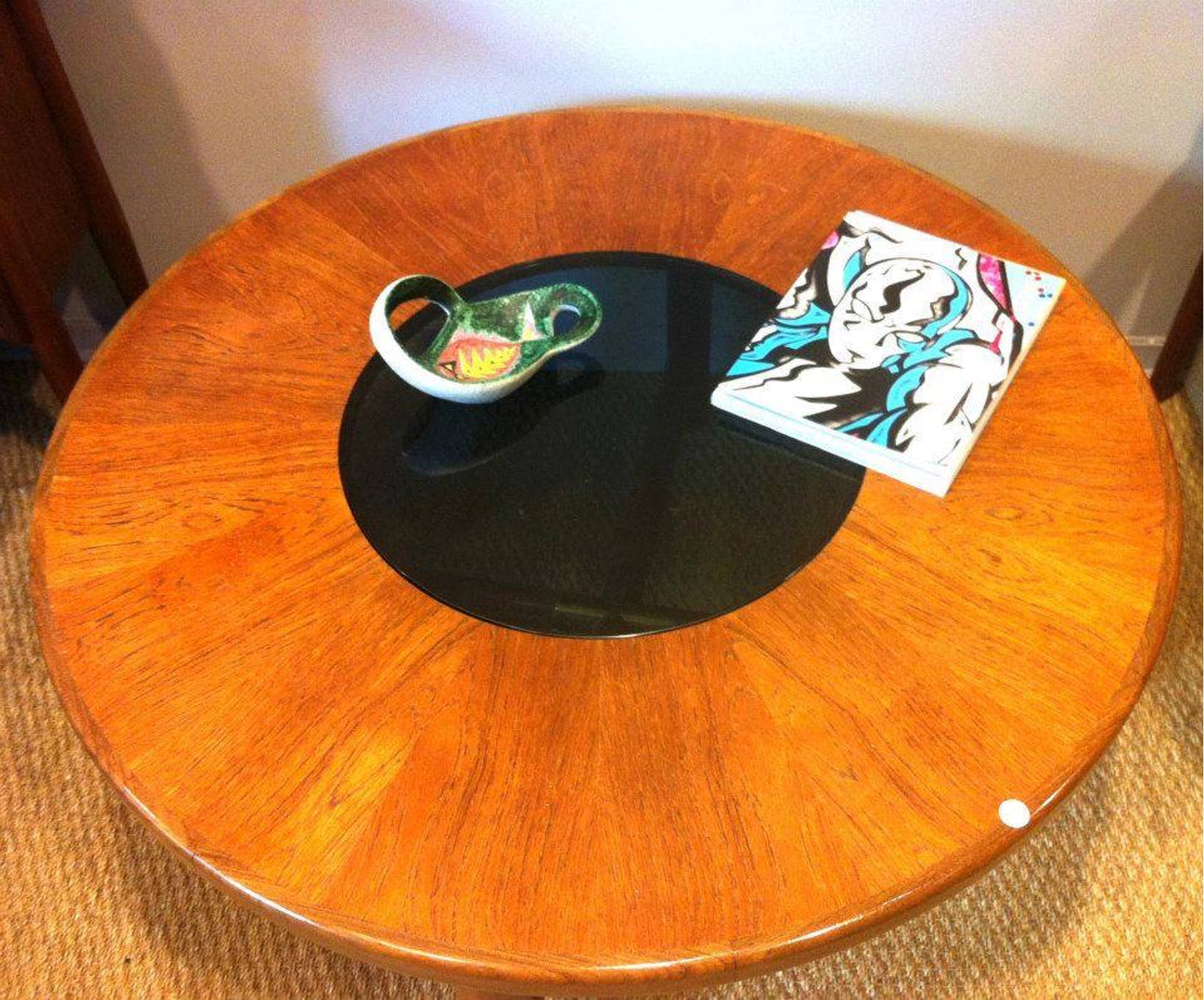 Round scandinavian coffee table