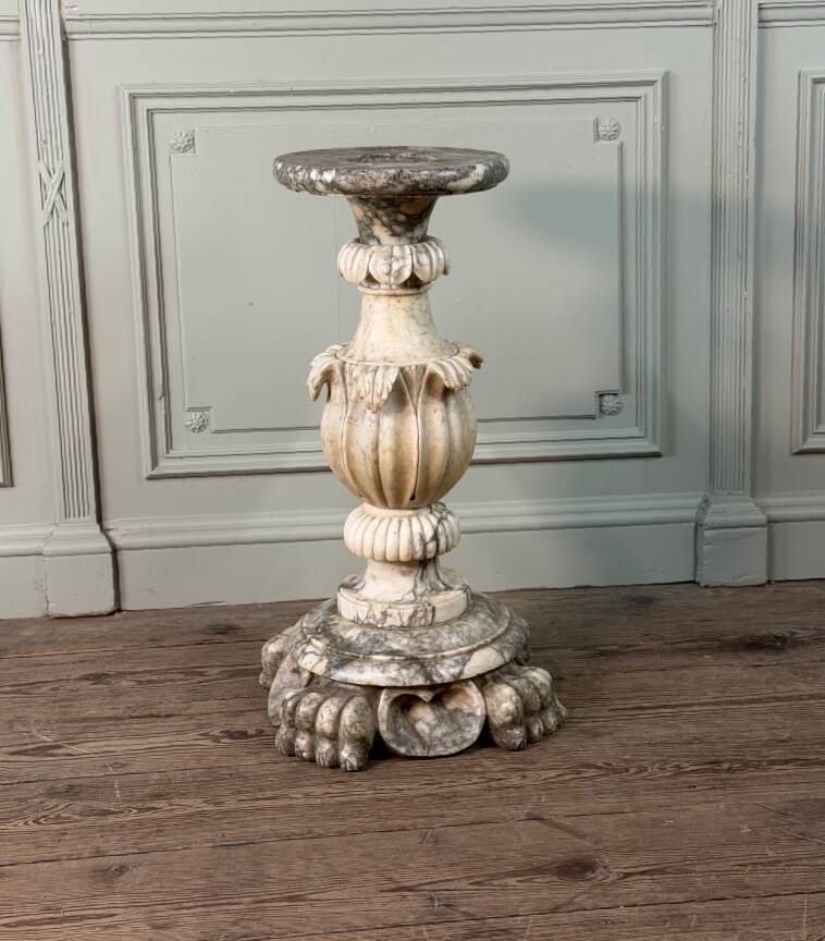 Socle en albâtre sculpté, Italie vers 1880