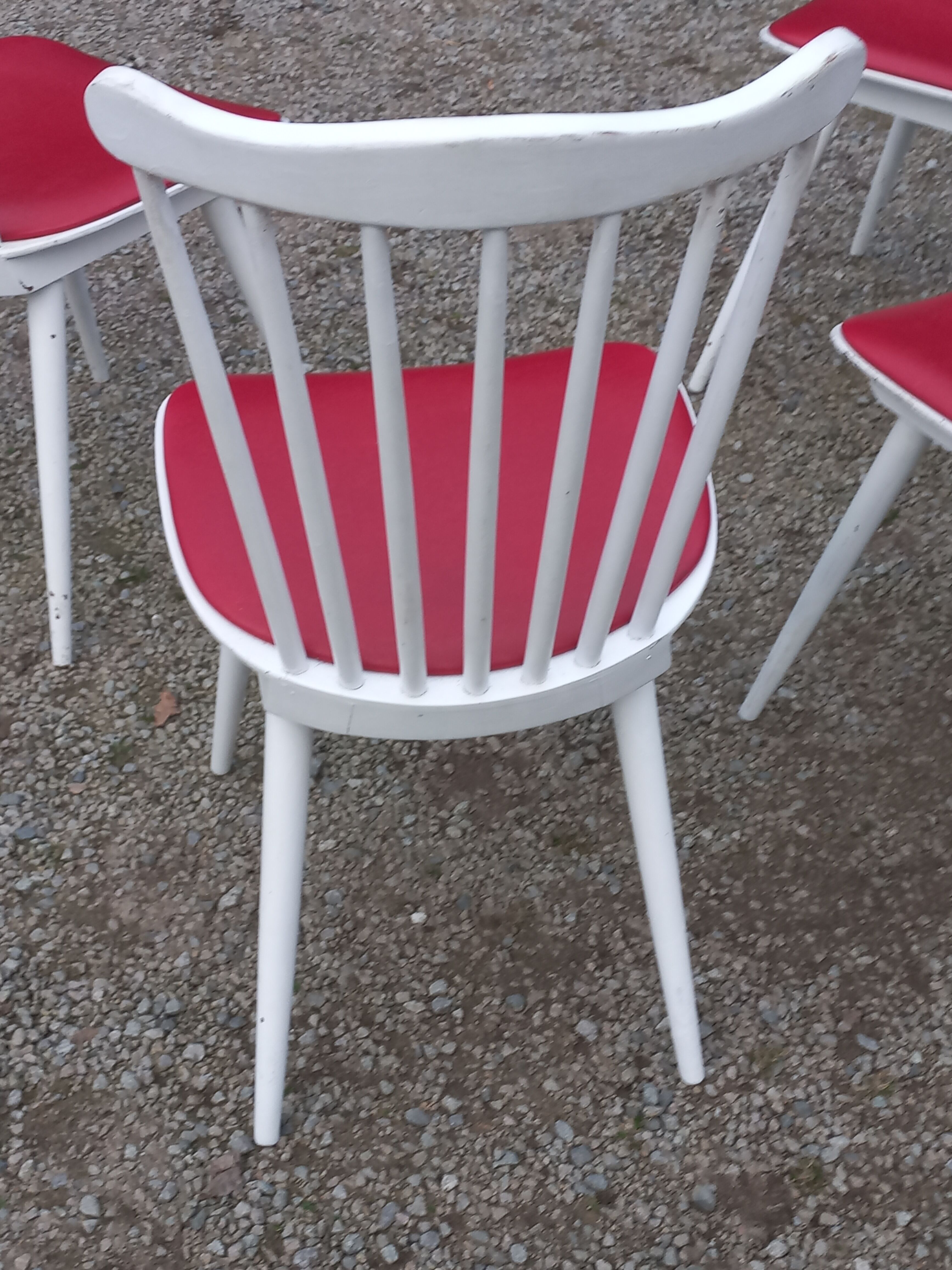 Set of 4 Scandinavian style chairs from the 50s in white lacquered wood and red skaï patties