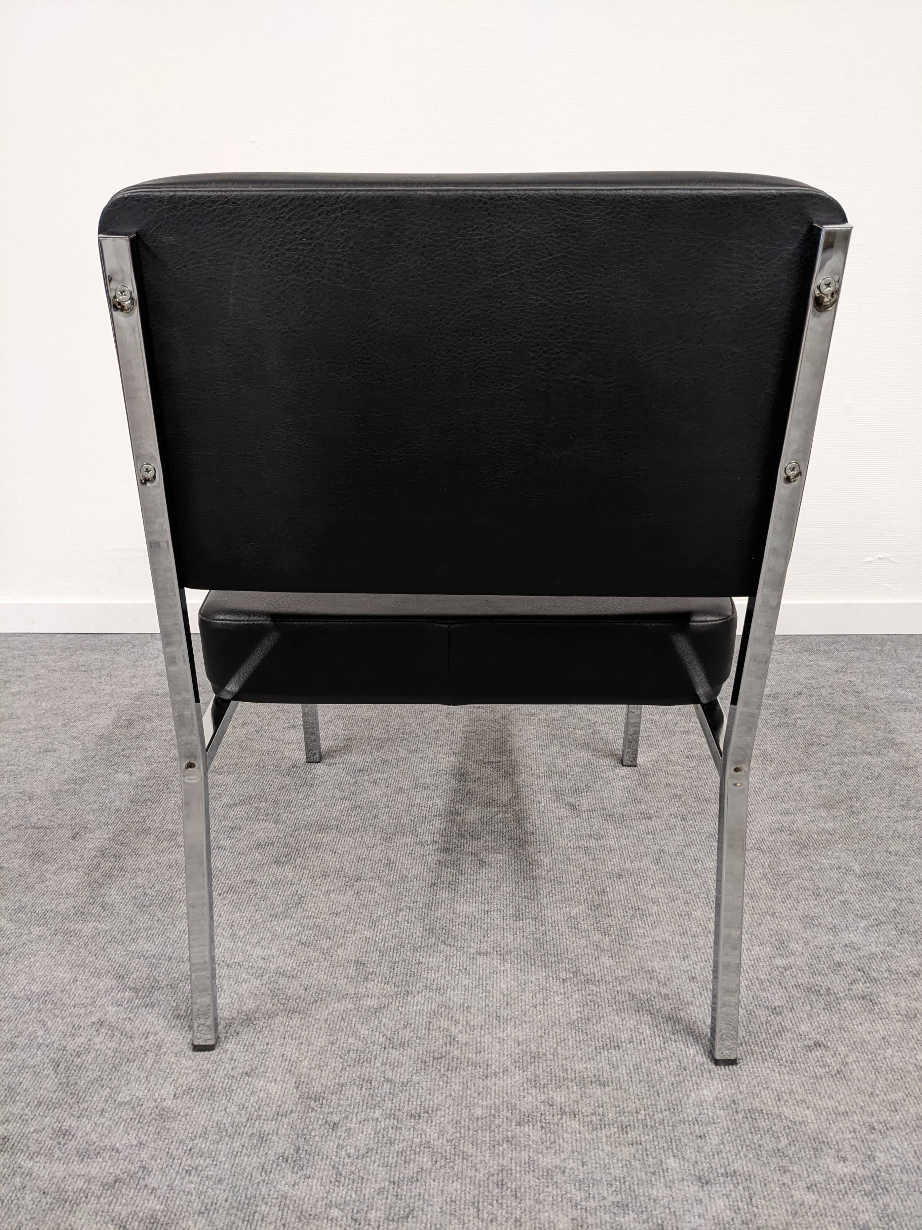 Série de 4 chauffeuses modernistes, années 70-80