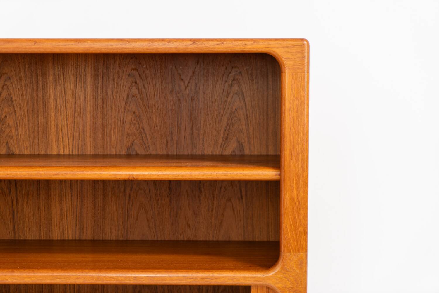 Bibliothèque en teck de Svend Dyrlund avec portes à tambour (Danemark, années 1960).