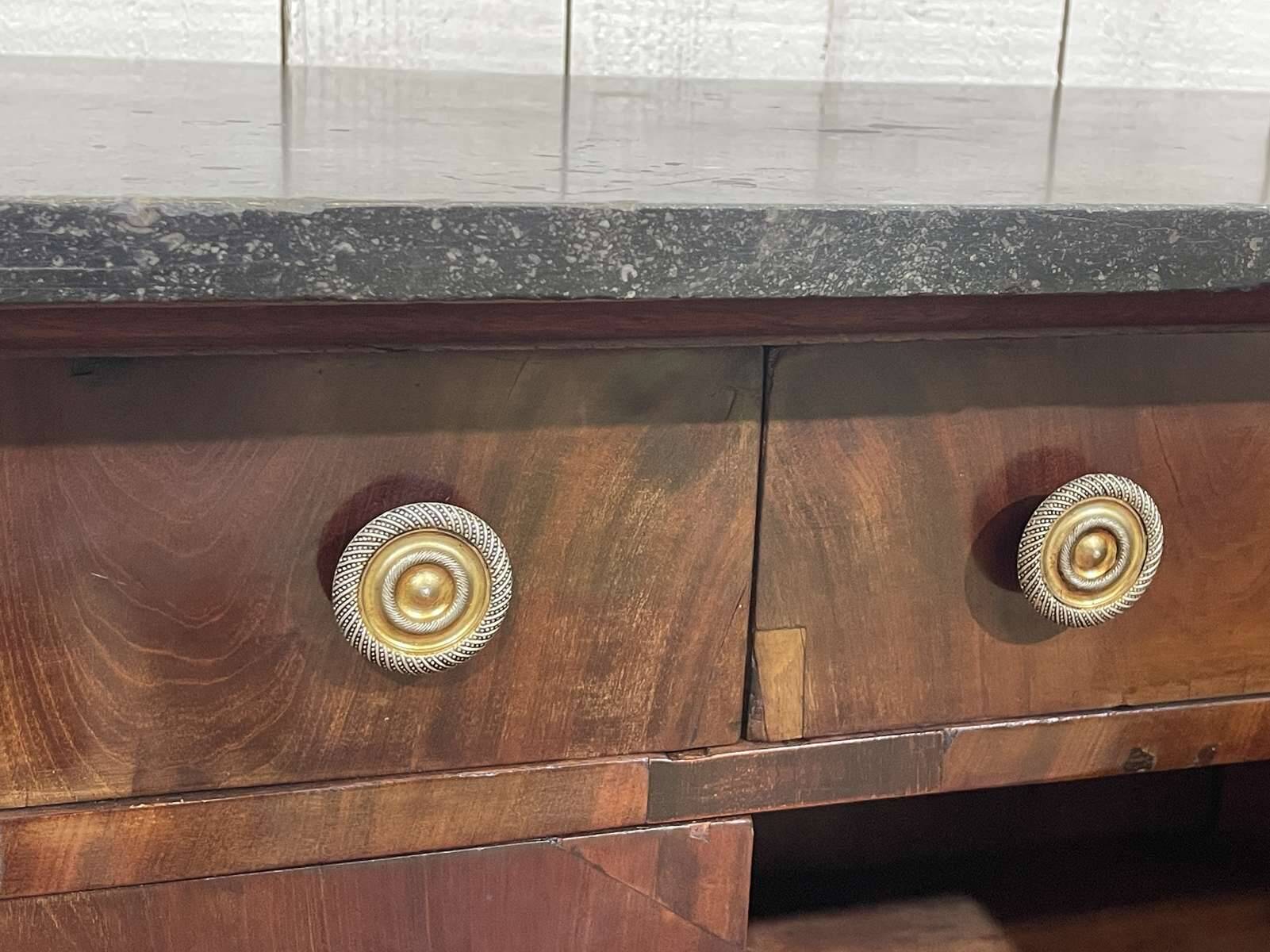 Buffet Empire début XIXème en acajou et dessus marbre noir