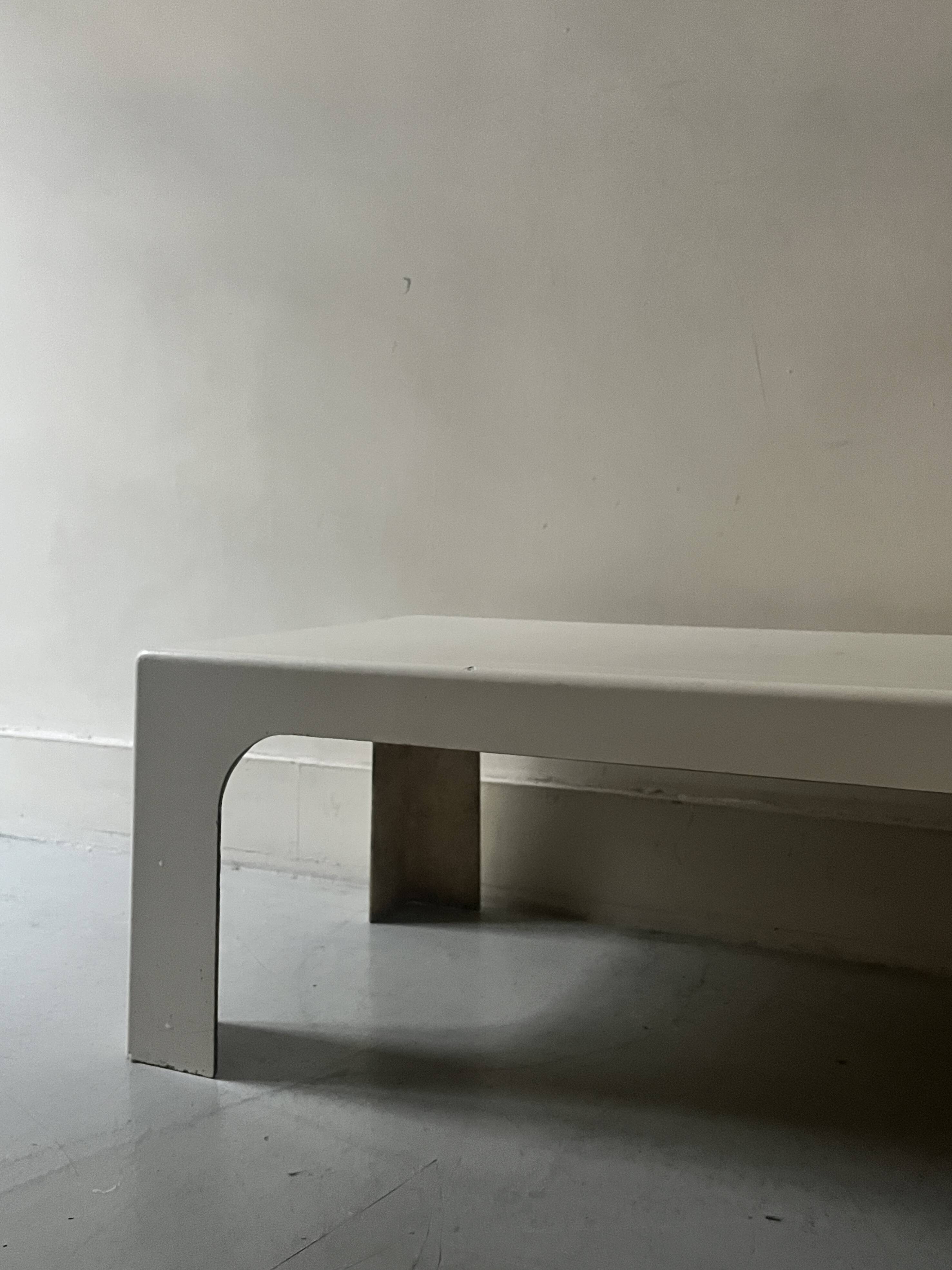 Prisunic coffee table in off-white fibreglass, 1970s design.