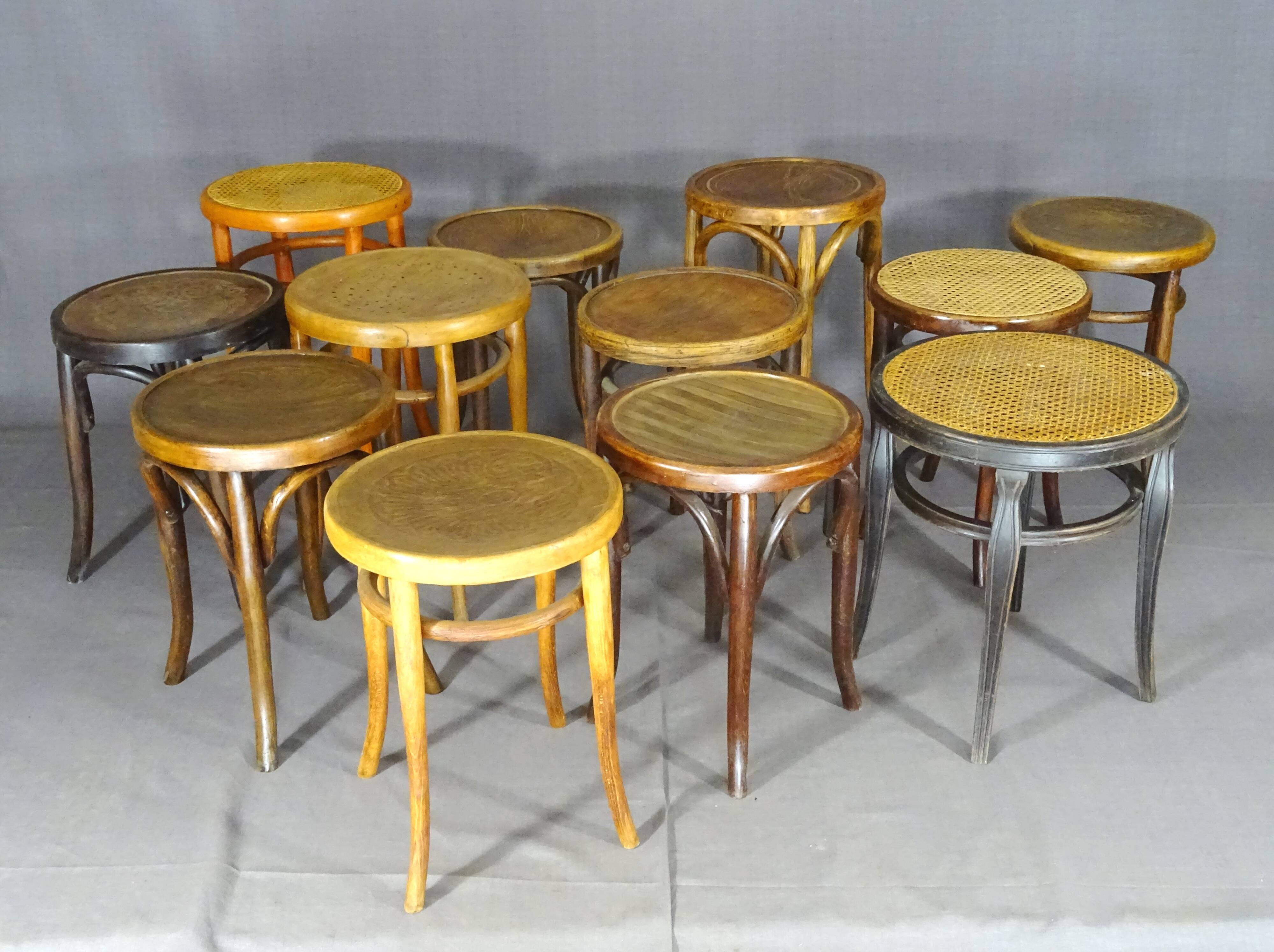 12 tabourets bas,canné, bois, Thonet Baumann Kohn Fischel 1900 à 1925