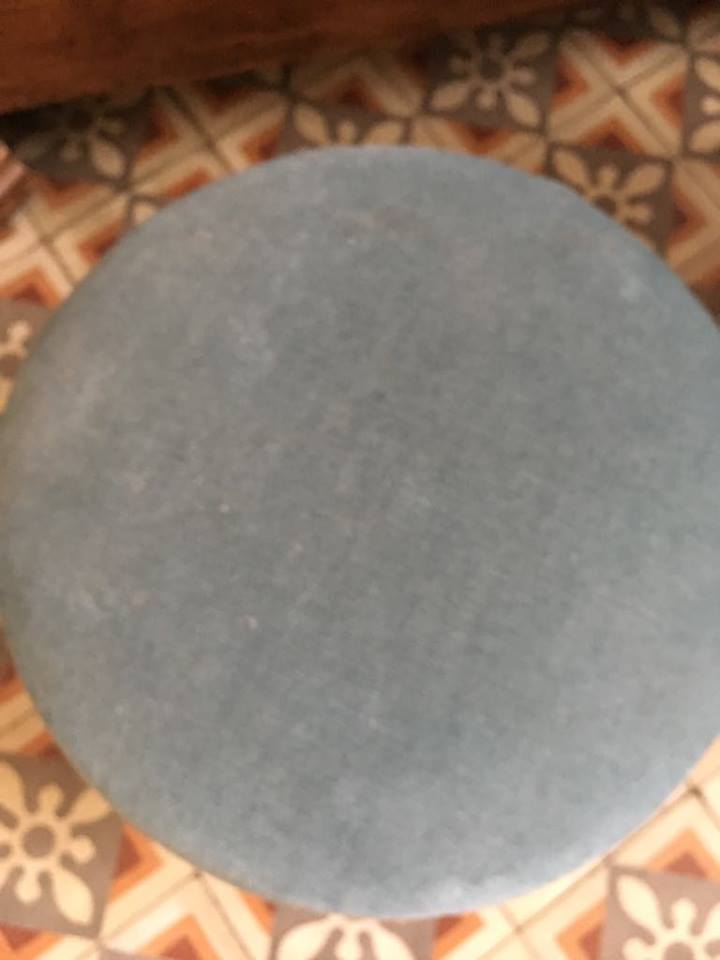 Pouf en velours bleu avec  franges