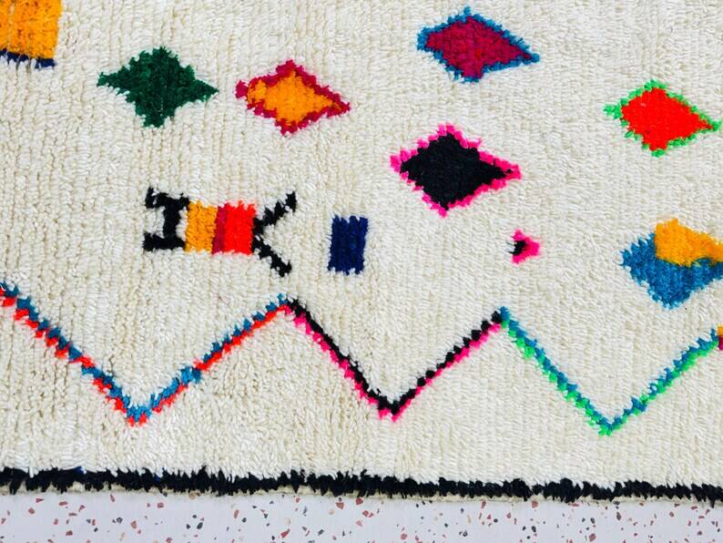 Decorated white wool rug 200cm x 300cm