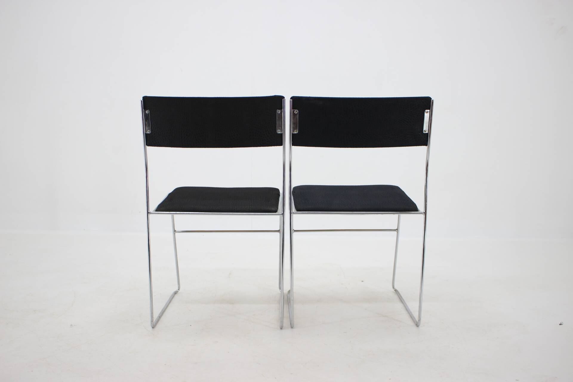 Ensemble de quatre chaises de salle à manger minimalistes chromées des années 1970, Tchécoslovaquie