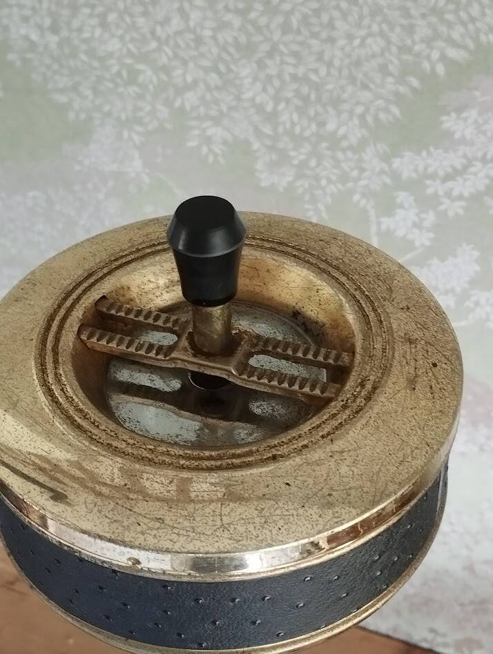 Vintage push-button ashtray from the 70s – Black and brass – With shelf