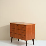 Commode vintage avec poignées métalliques