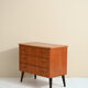 Commode vintage avec poignées métalliques