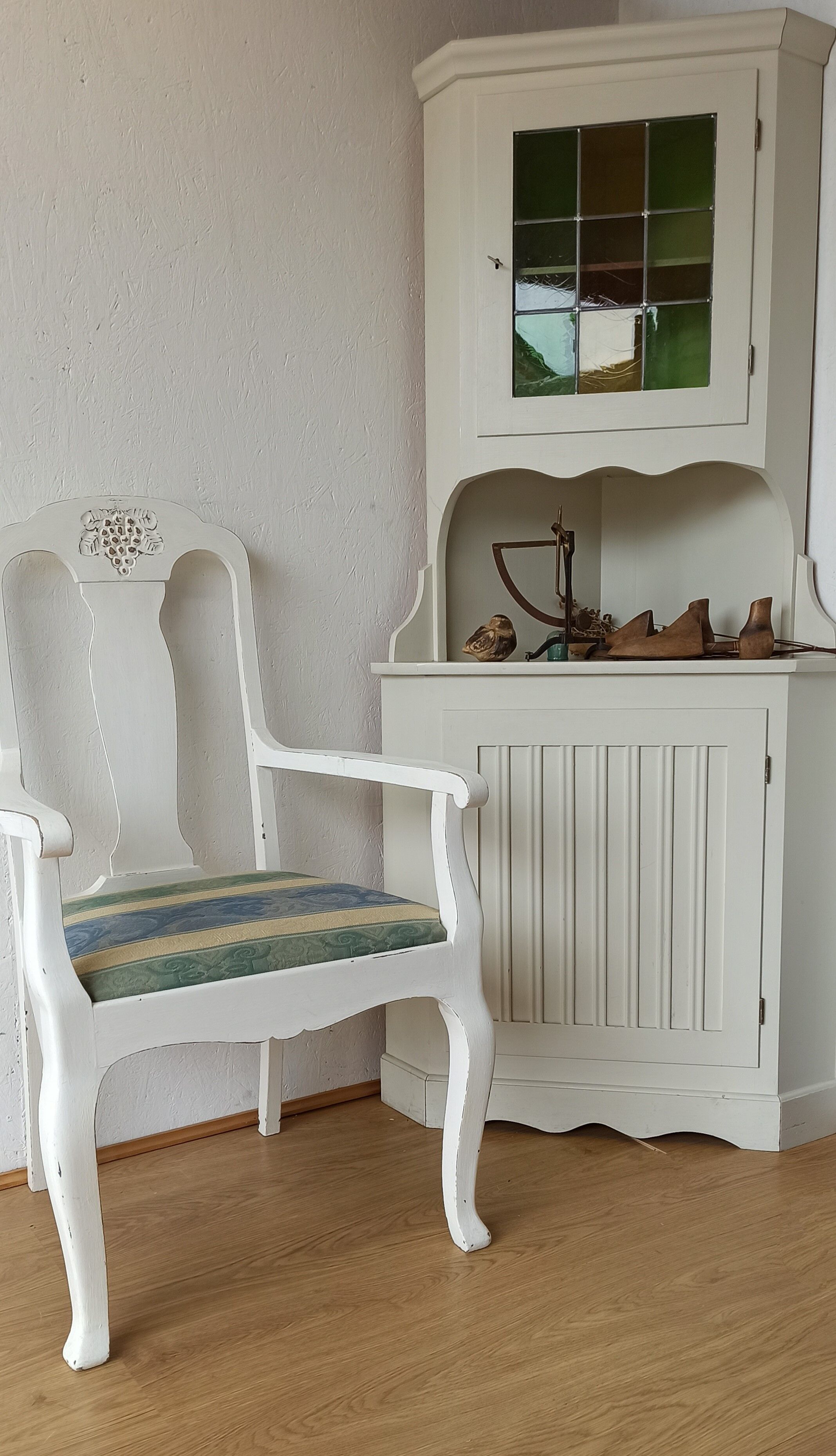 White throne / chair sweden