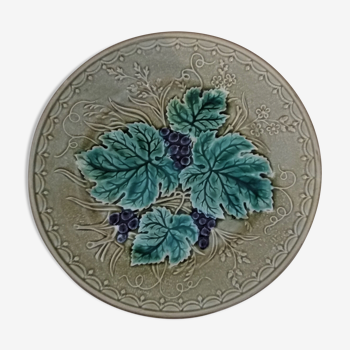 Plate in dabbling decorated grape bunches early 20th century