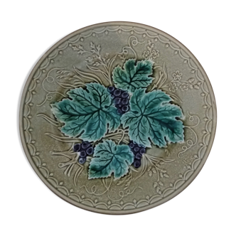 Plate in dabbling decorated grape bunches early 20th century