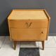 Table de chevet en bois blond avec plateau en verre