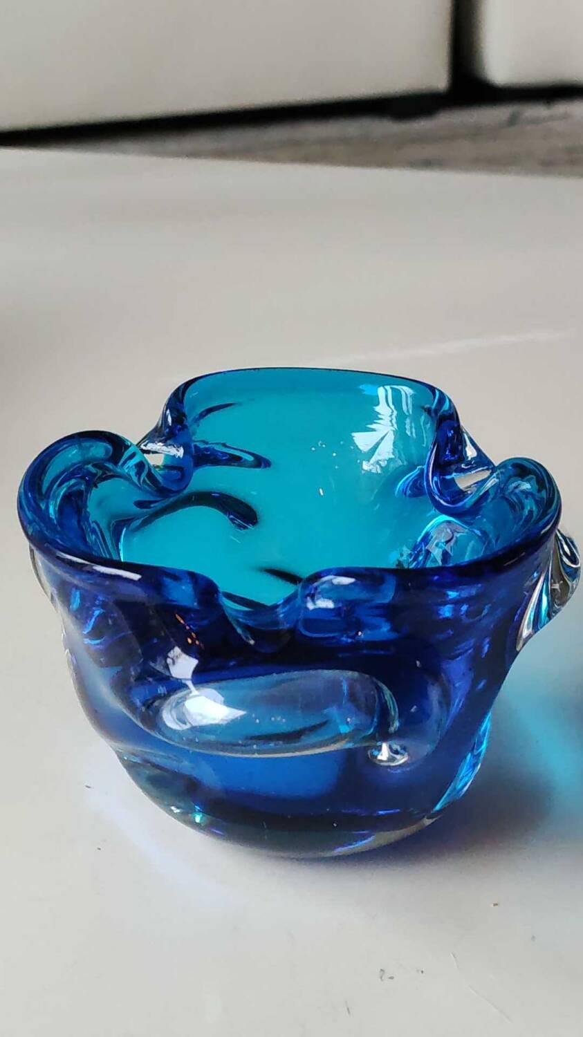 Empty pocket/Corolla shaped ashtray, in Murano style blown art glass, turquoise blue