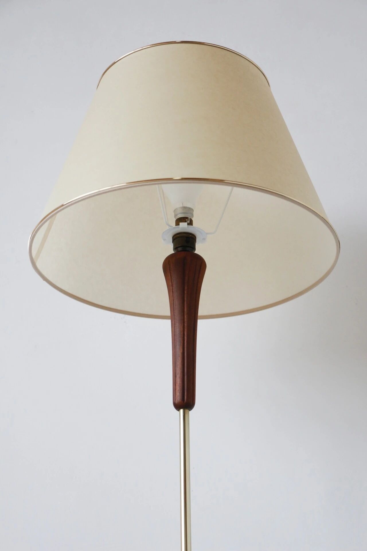 Lampadaire années 60 en teck et laiton – luminaire vintage