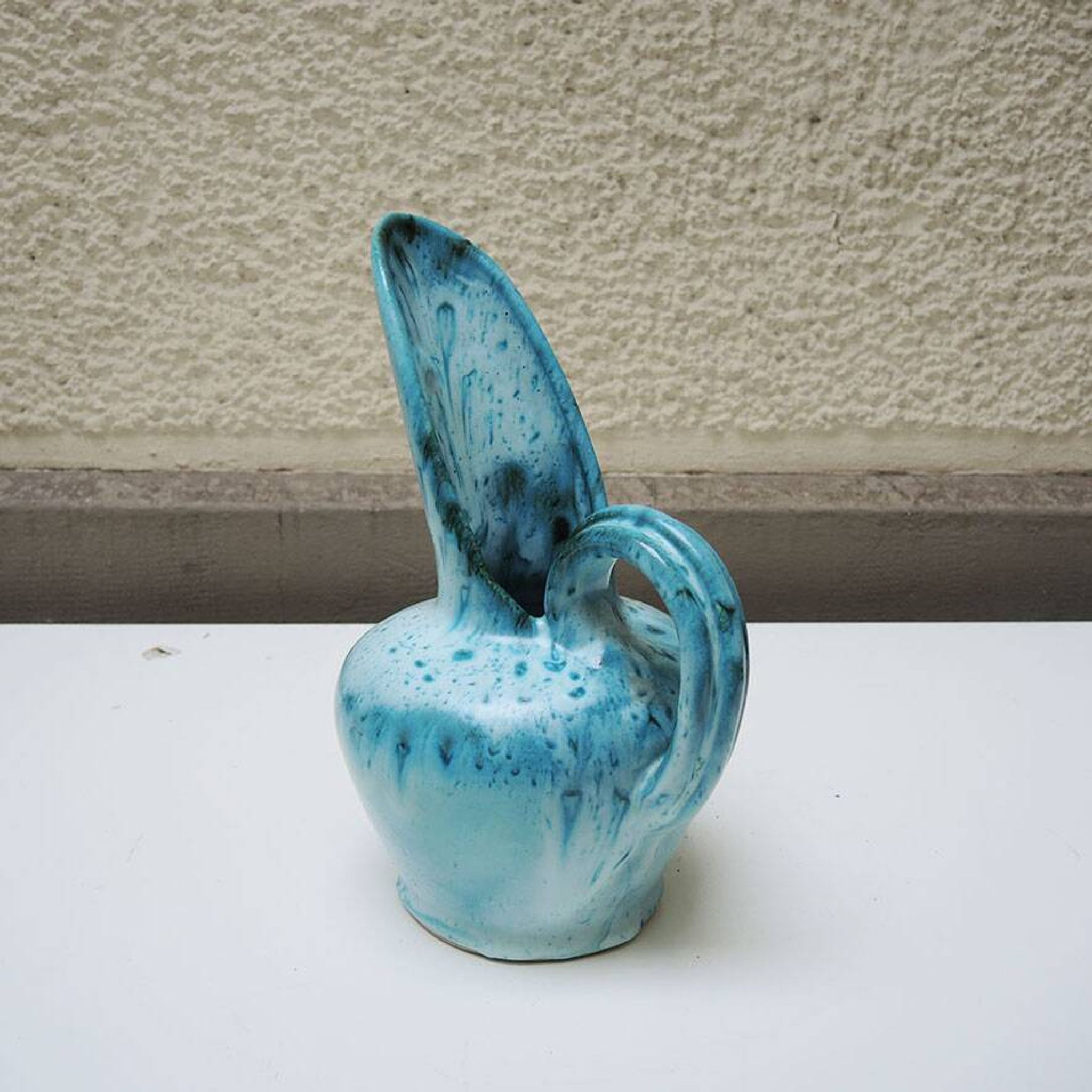 Ancienne cruche 'long bec' en céramique turquoise