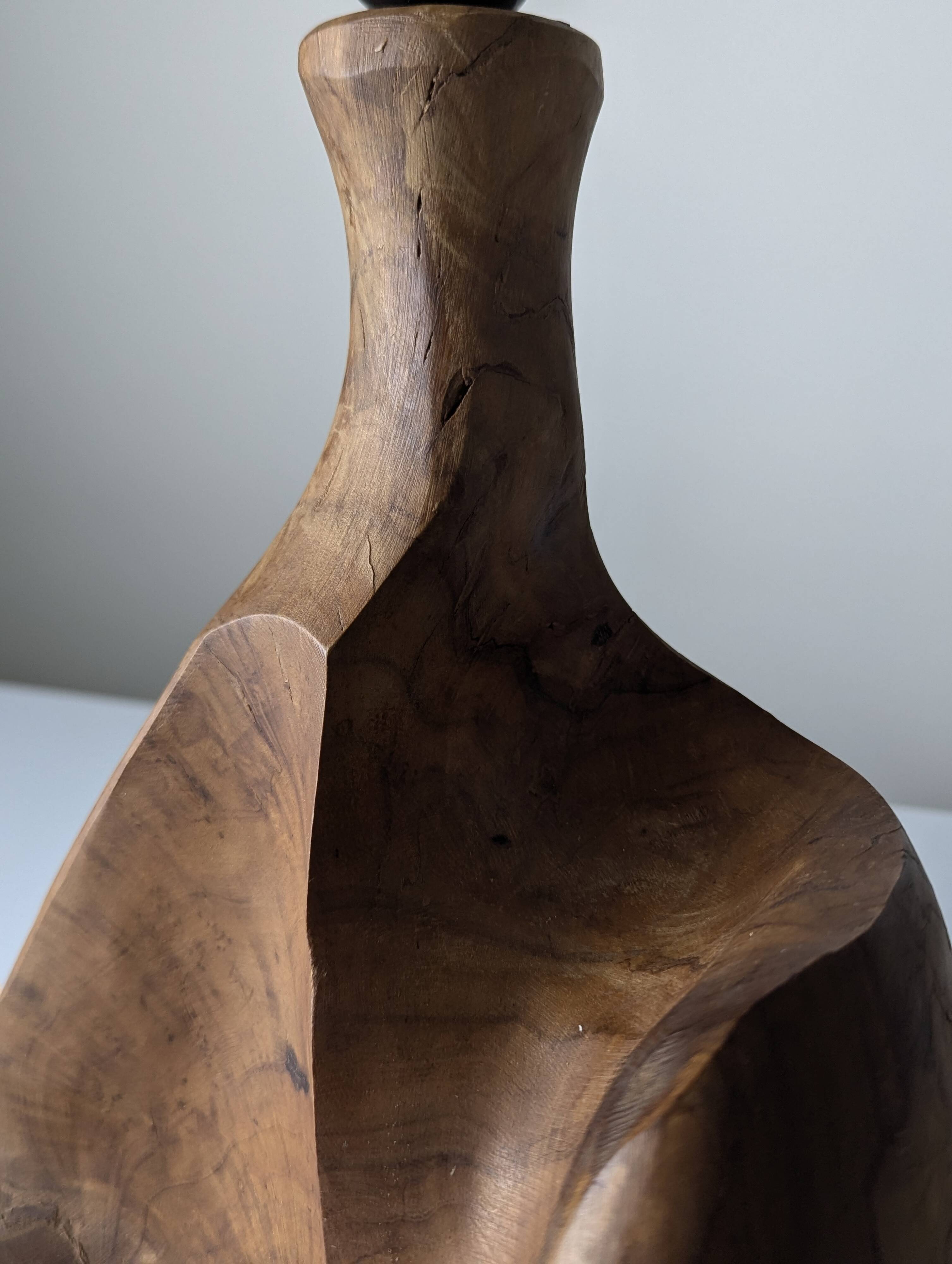 Sculptural table lamp in carved olive wood, organic modern 1970s
