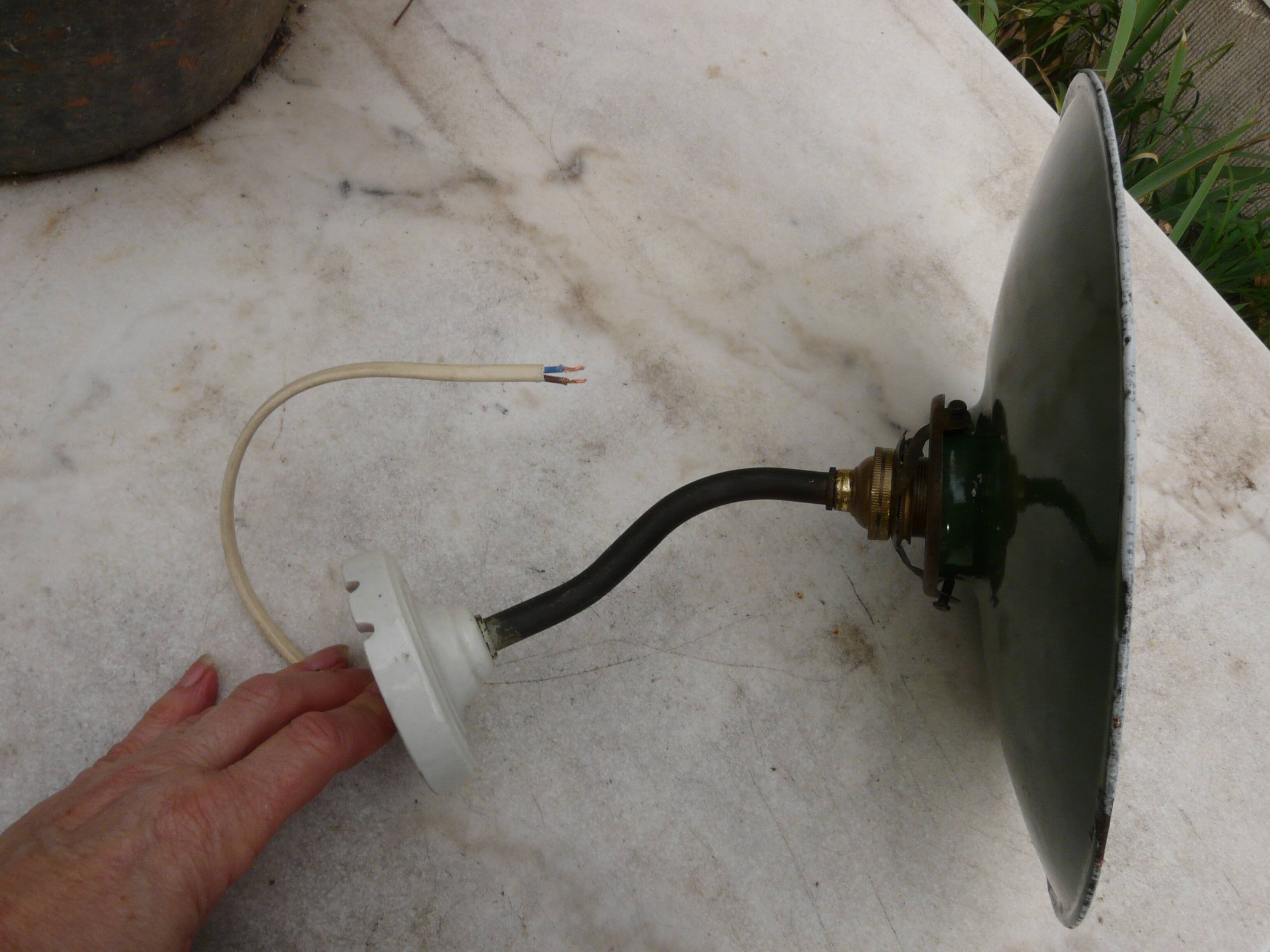 Industrial wall light in enameled sheet metal, swan neck, porcelain base