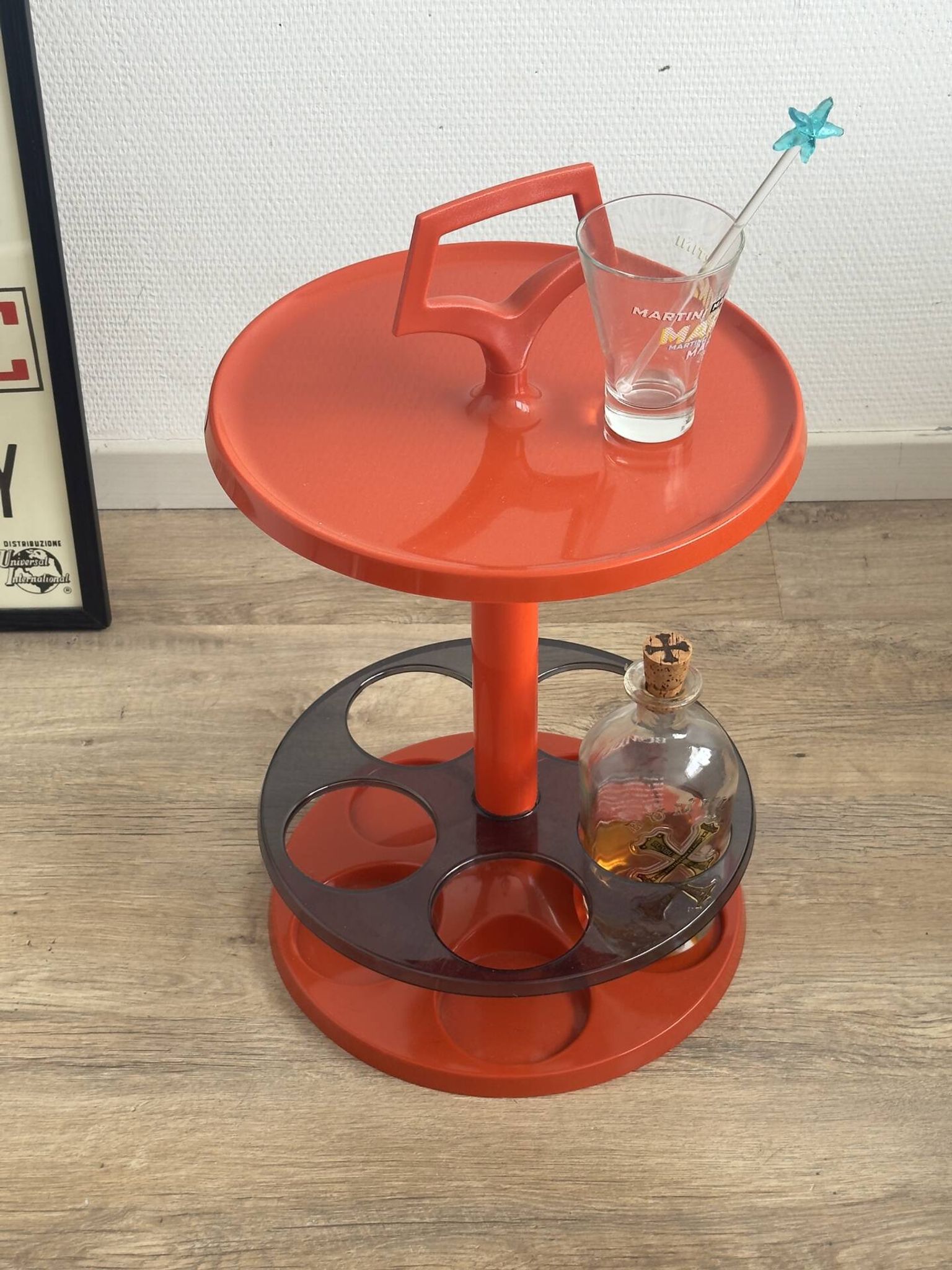 Table appointment / vintage orange bar