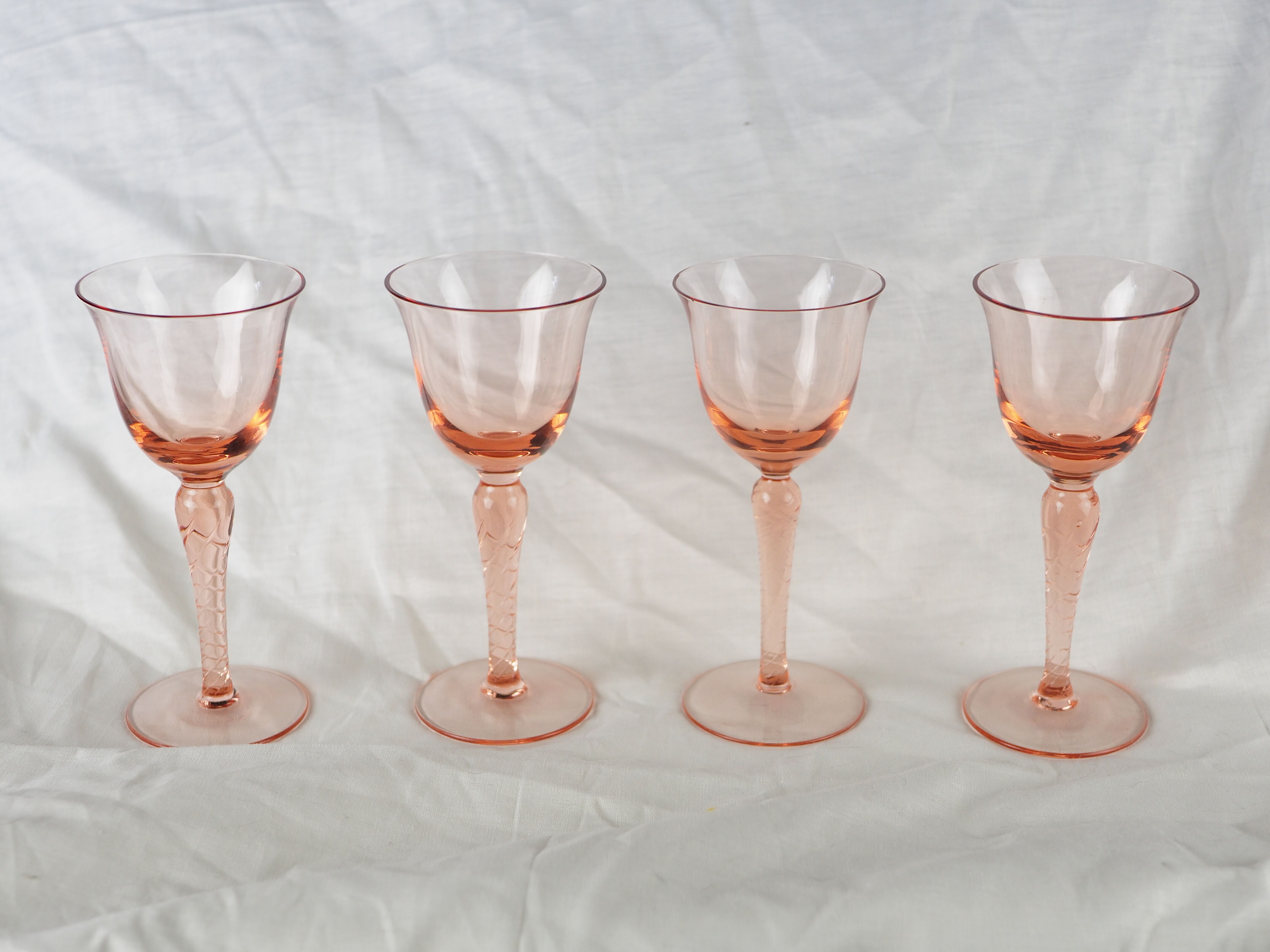 Set of 4 pink rosé glasses with twisted foot - 70s / 80s