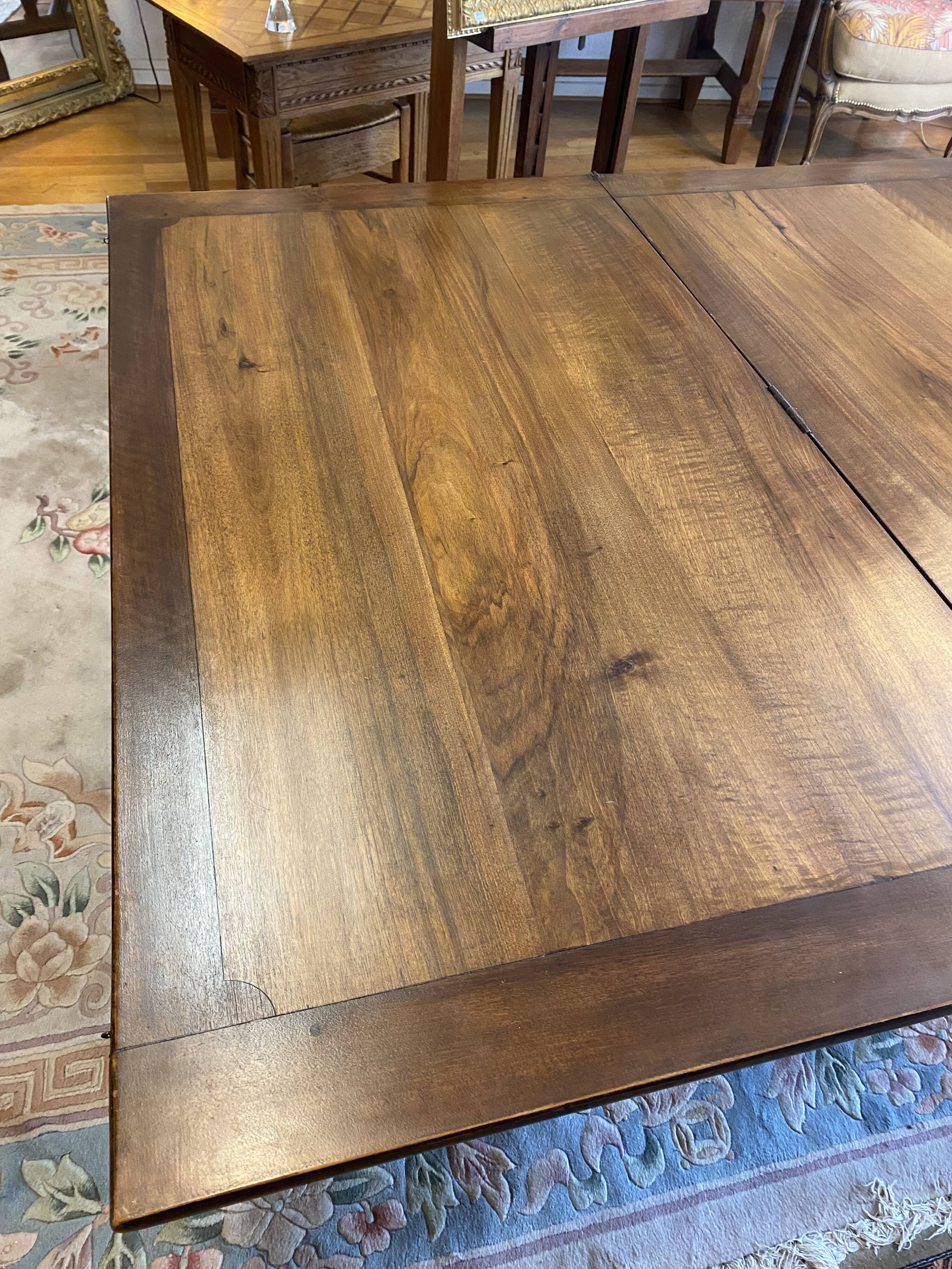 Walnut leaf table, Jacob legs