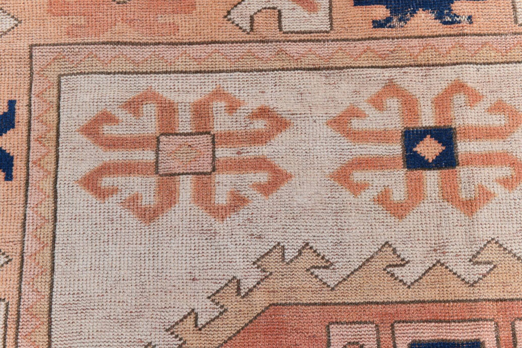 Tapis persan bleu marine et crème