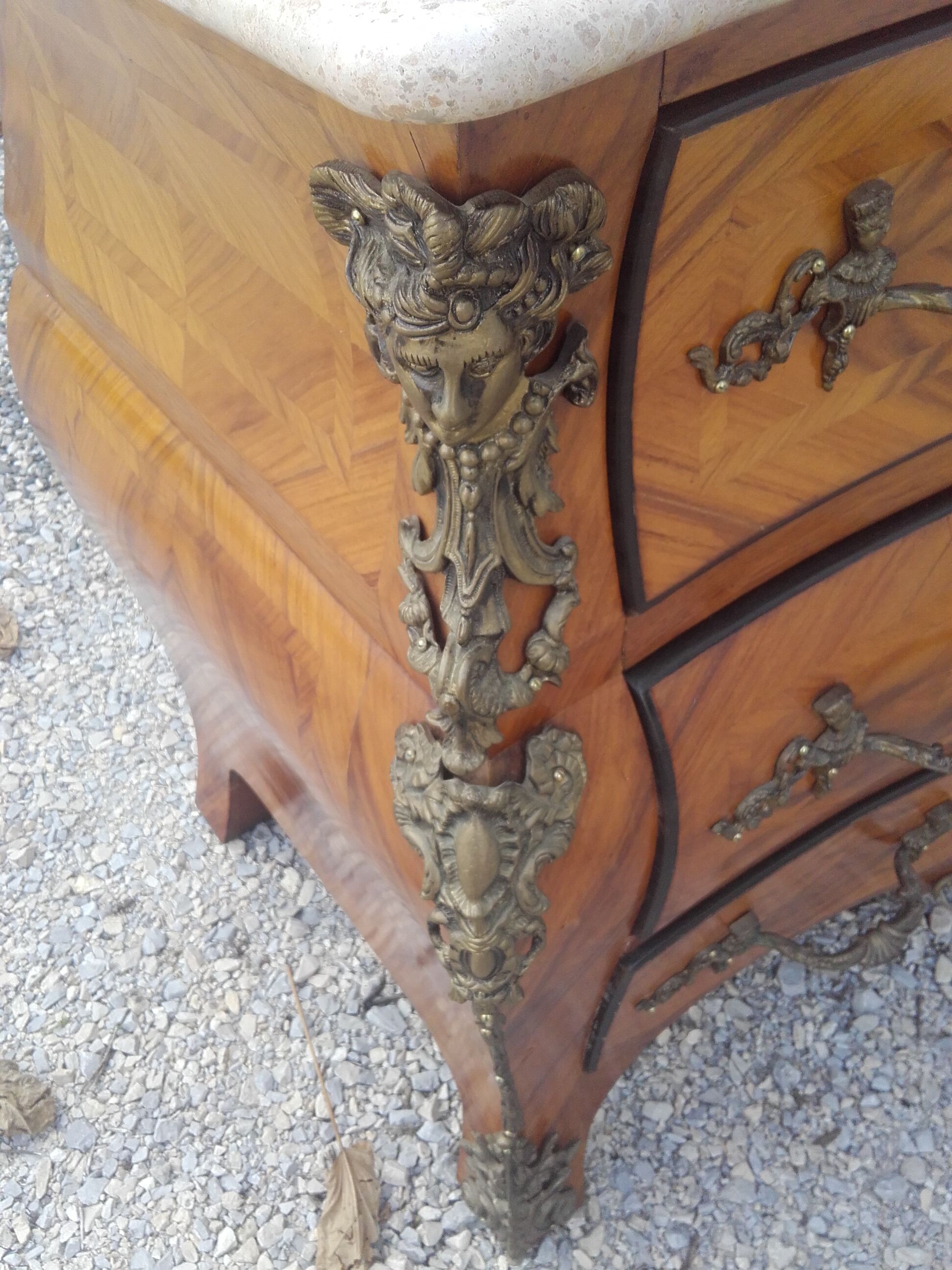 Dresser in marquetry and bronze
