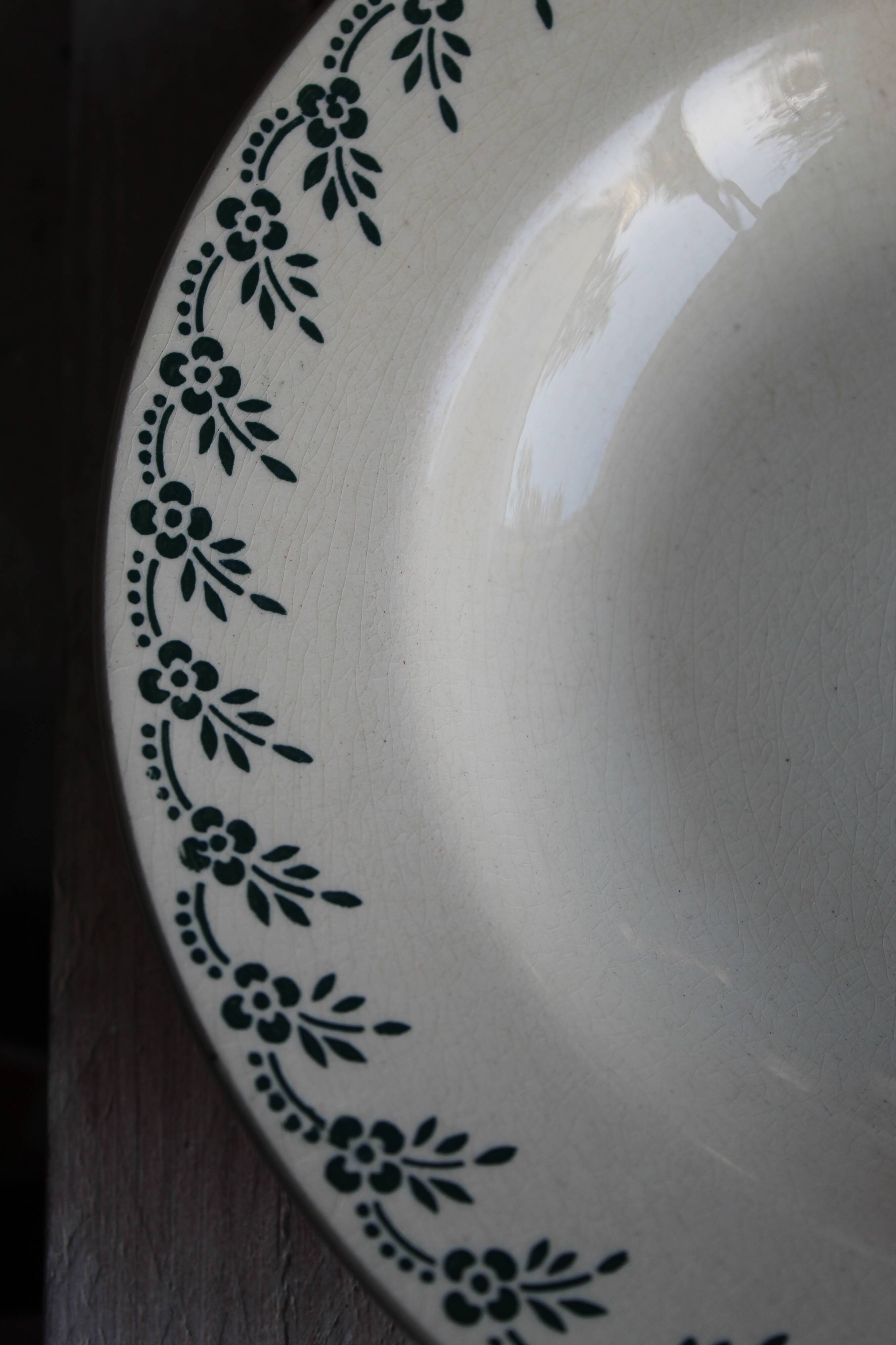 Hollow plates Iron earth green